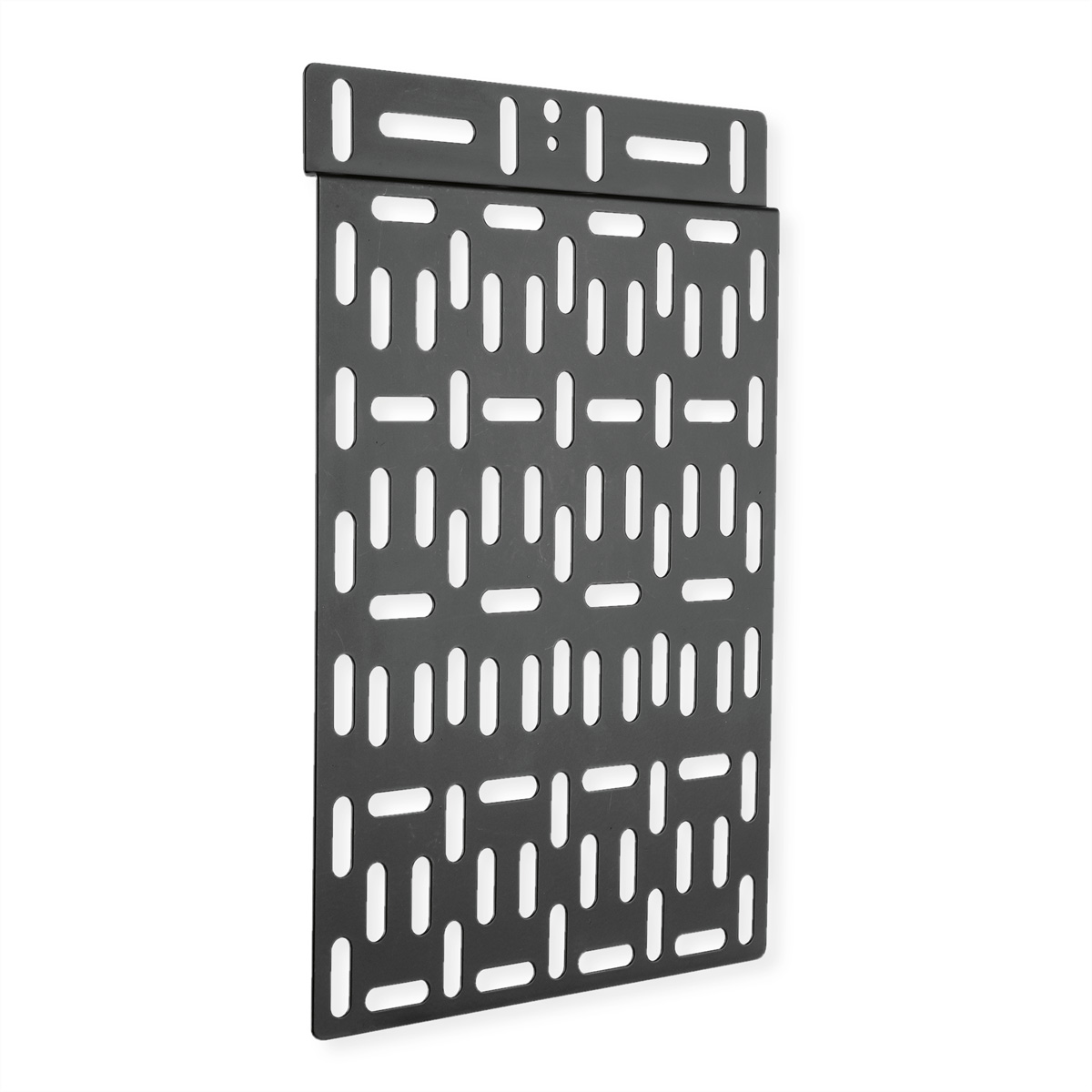 Zwart metalen pegboard met diverse rechthoekige en ovale gaten, gemonteerd op een witte muur.