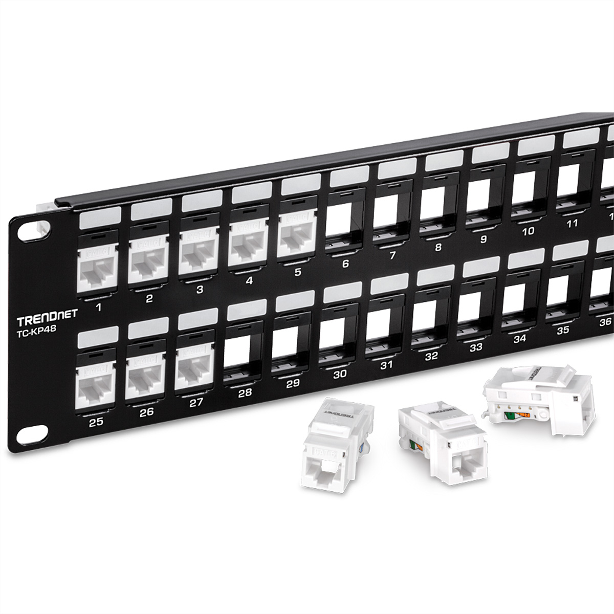 Schwarzes TRENDnet Patchpanel mit 36 Ports. Drei weiße und graue RJ45-Anschlüsse sind sichtbar.