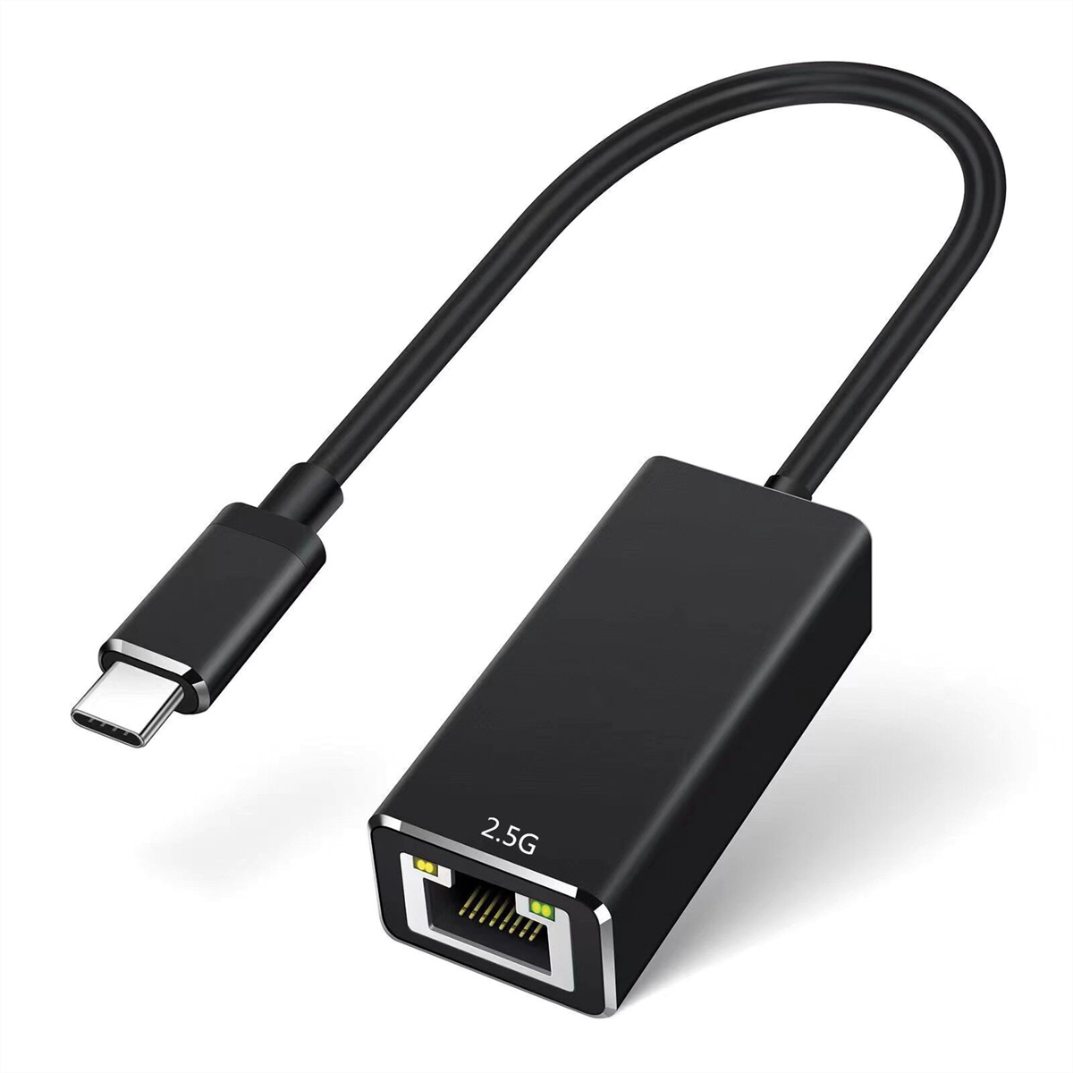 Un adaptateur USB-C vers Ethernet noir avec un câble, sur fond blanc.
