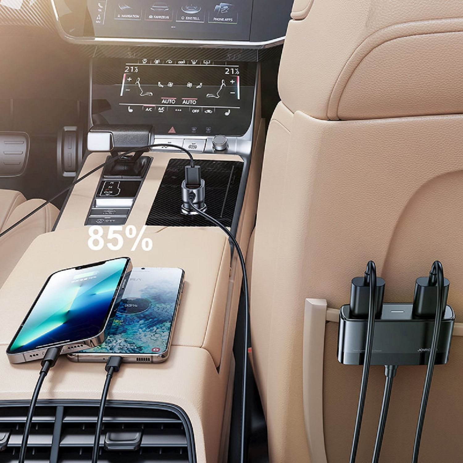 Zwei Handys werden im Auto aufgeladen, mit 85 % Akkuladung sichtbar.