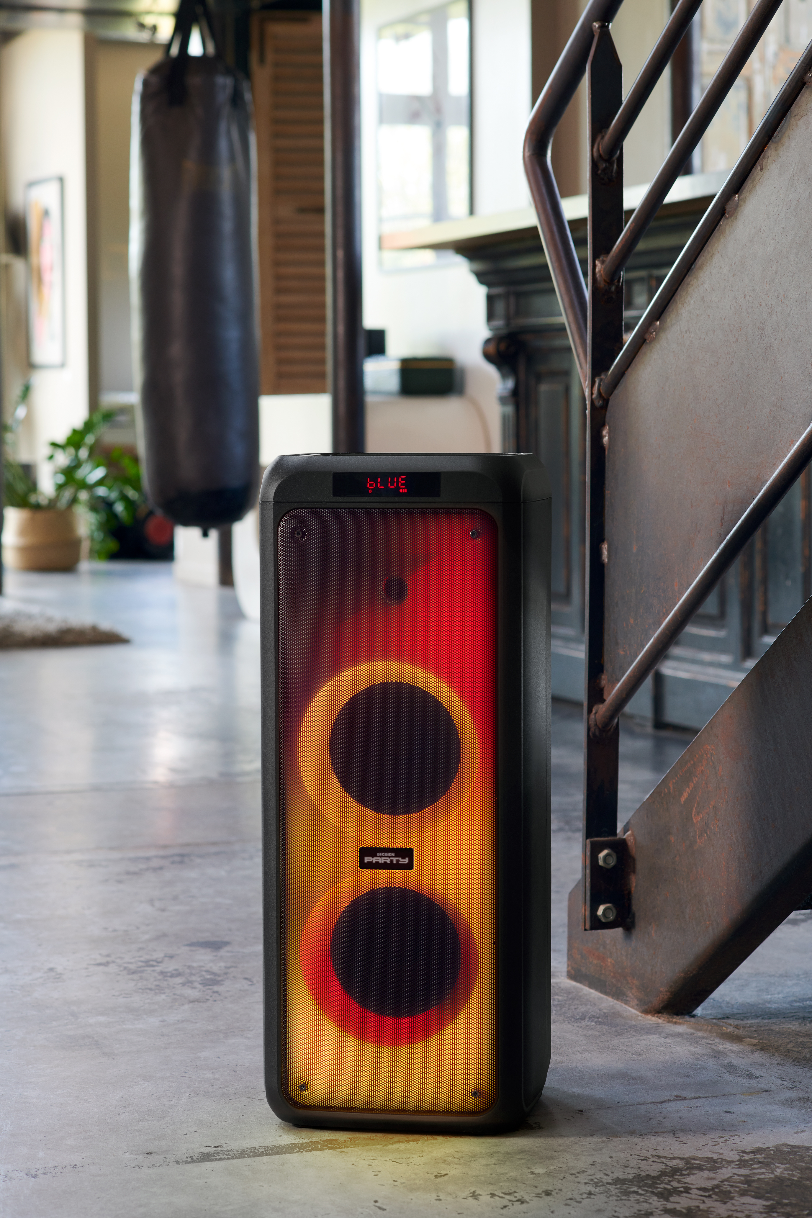 Altavoz negro que muestra luces rojas y amarillas.