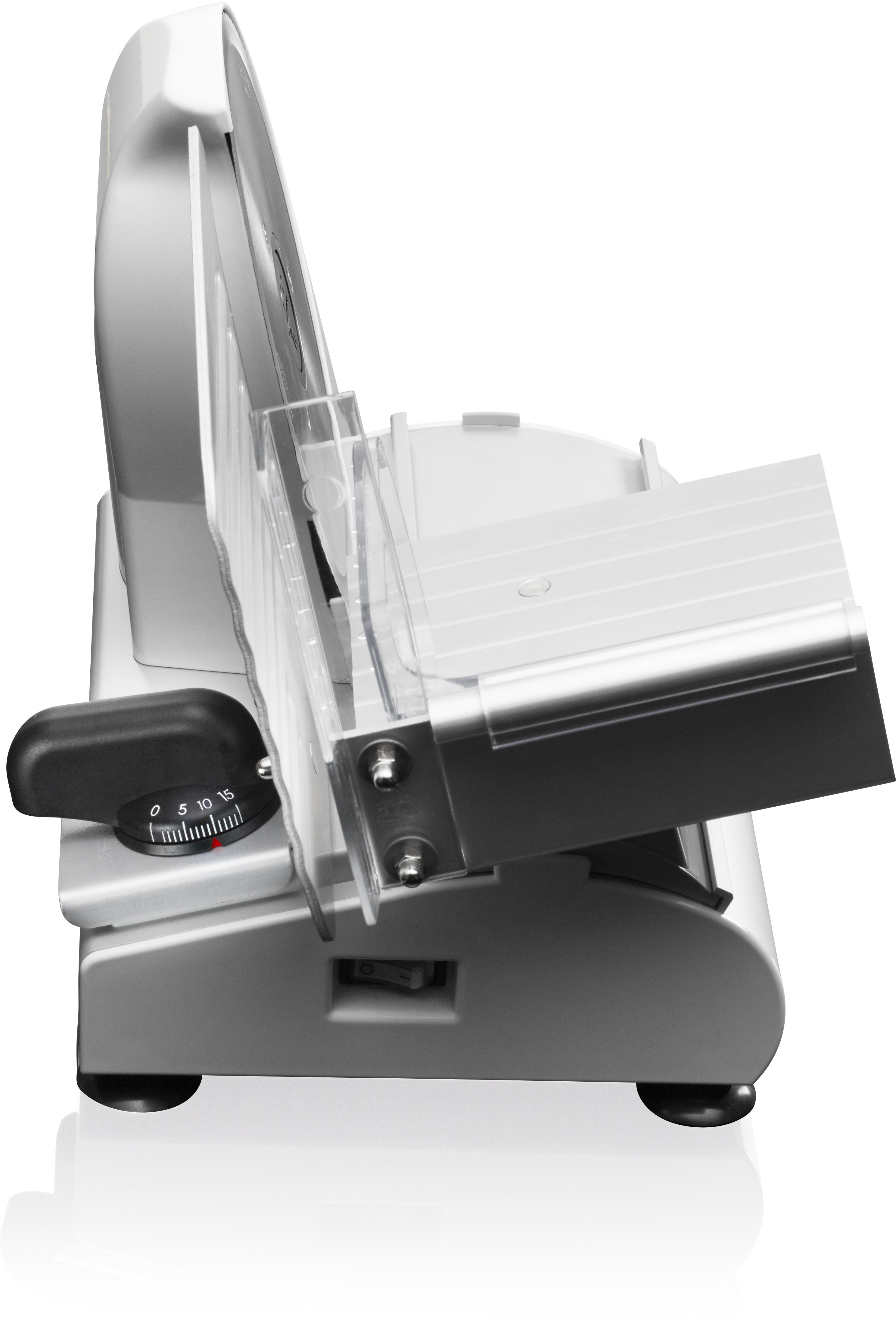 Silberne Fleischschneidemaschine. Die Maschine hat eine Klinge, einstellbare Dicke und einen schwarzen Knopf.