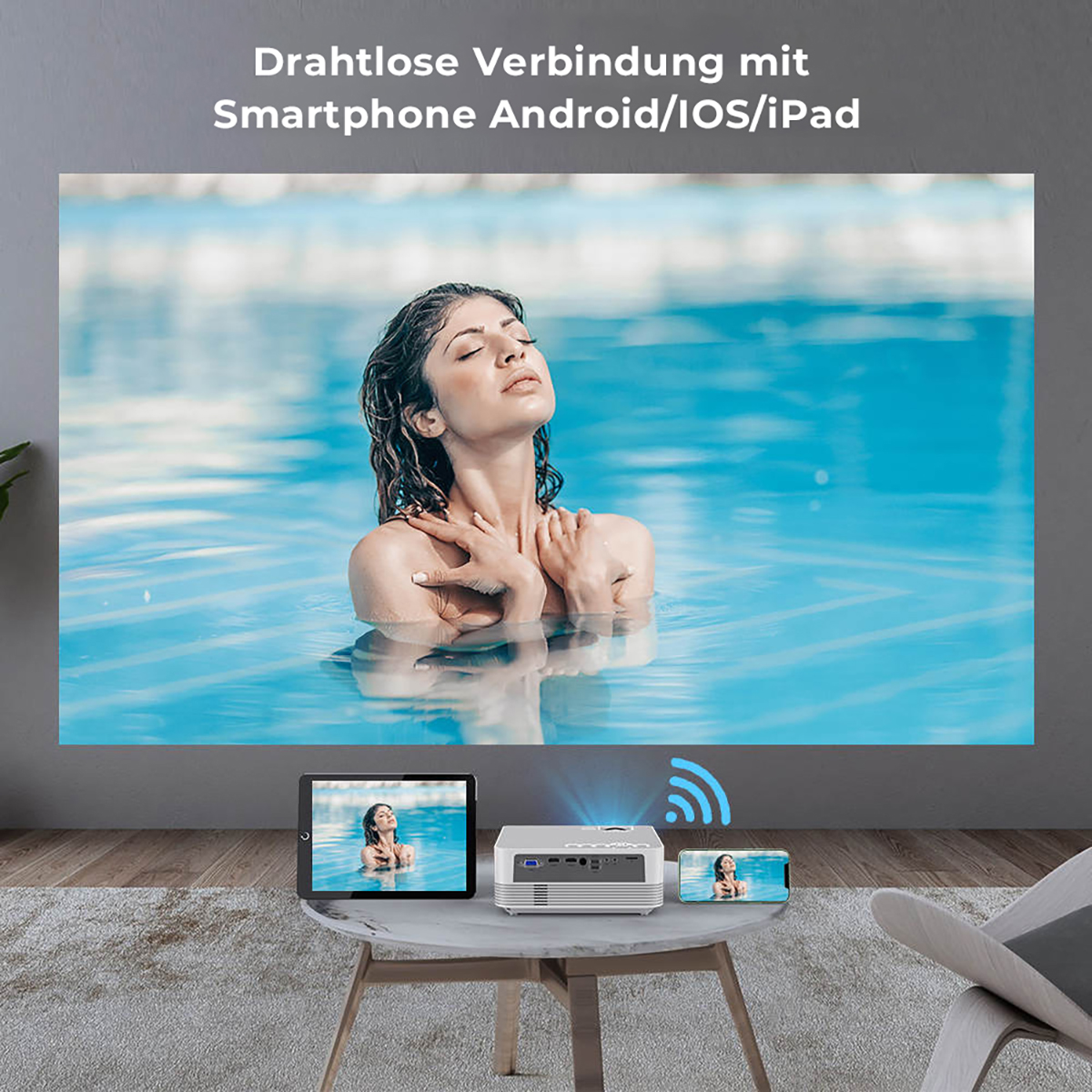 Frau im Pool auf eine Wand projiziert, kleine Bilder derselben Szene auf einem Tisch mit Projektor.