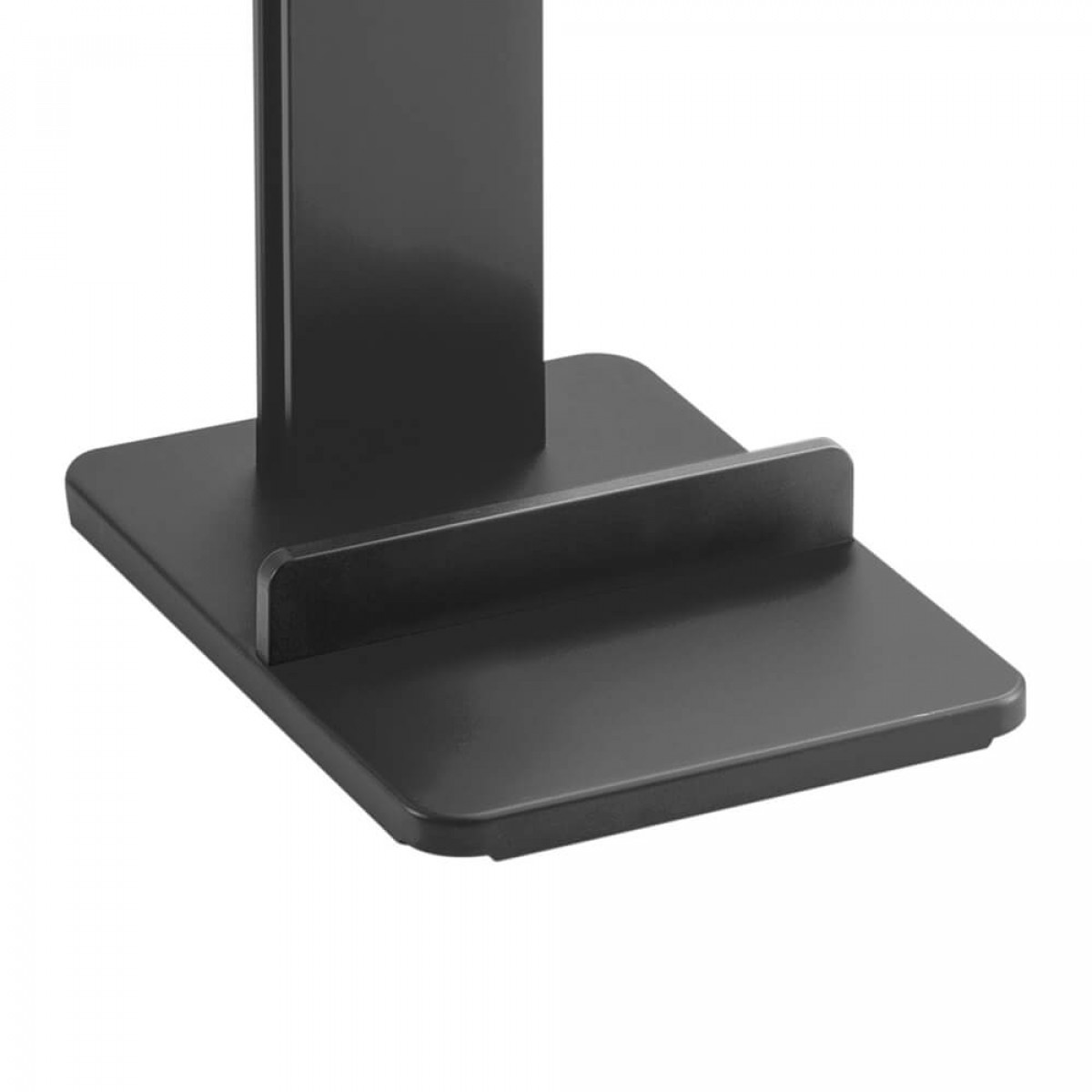 Un soporte negro con base rectangular y soporte vertical se muestra.