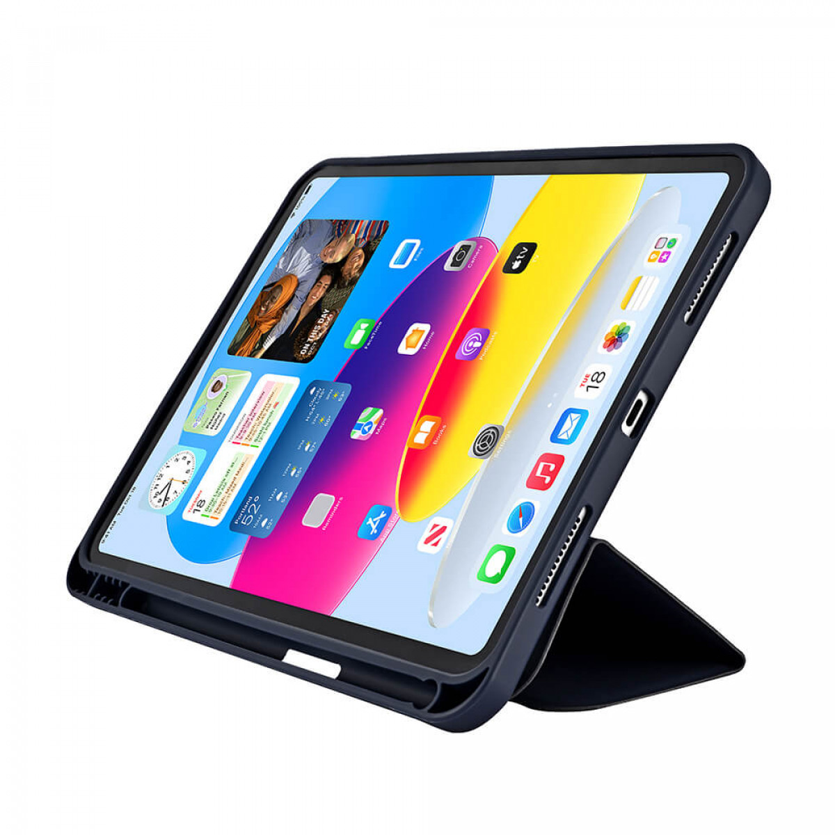 Tablet in einem Gehäuse, aufgestellt. Der Bildschirm zeigt den Homescreen mit Symbolen. Dunkler Hintergrund.