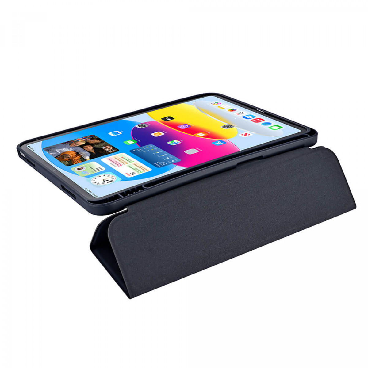 Tablet in einer schwarzen Hülle, teilweise geöffnet, auf einer weißen Oberfläche.
