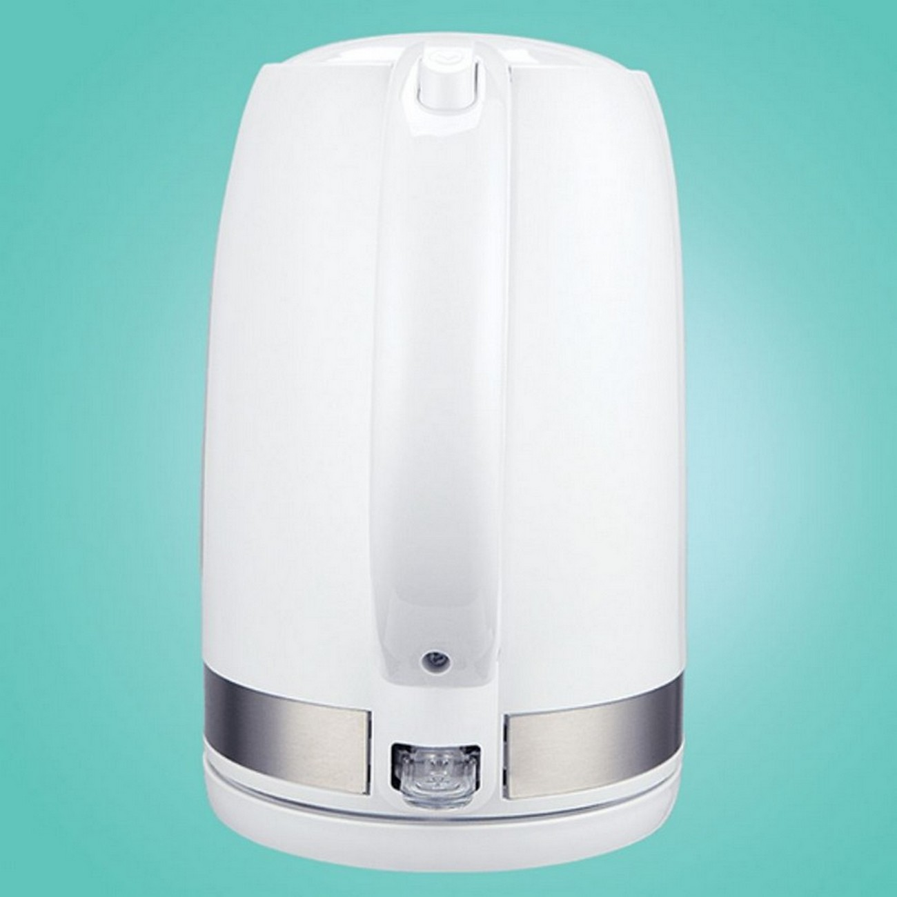 Biały czajnik elektryczny na turkusowym tle. Posiada srebrny pasek i uchwyt. Podstawa jest przezroczysta.