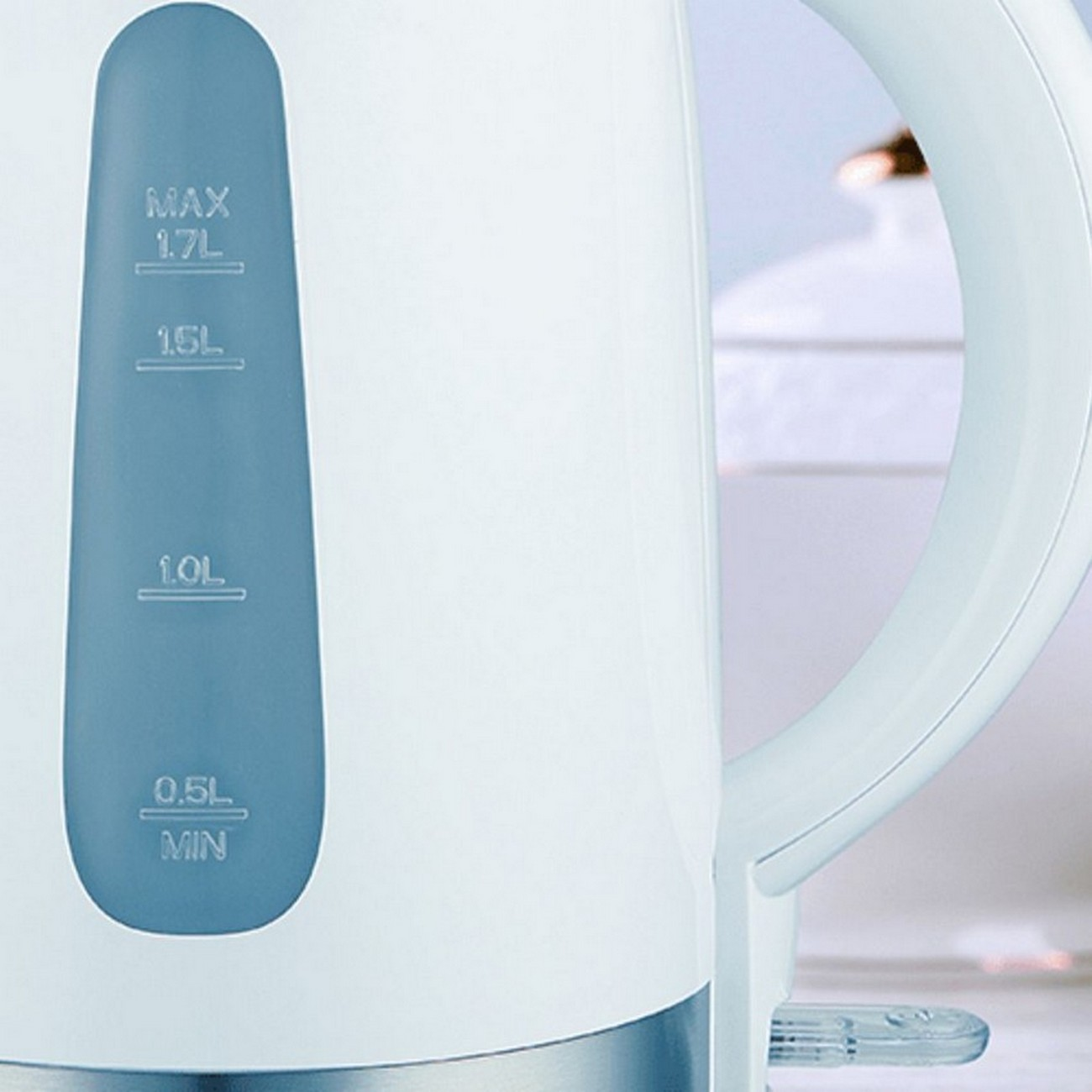 Biały czajnik elektryczny z niebieskim wskaźnikiem poziomu wody. Uchwyt jest po prawej stronie.