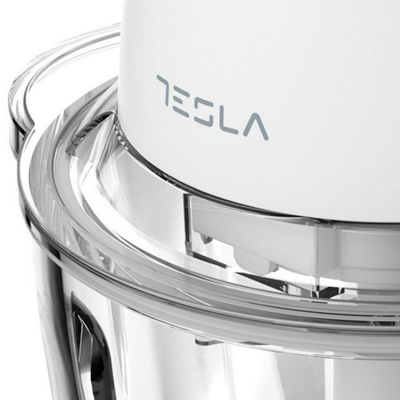 Primo piano di un robot da cucina Tesla bianco con un contenitore trasparente e il logo del marchio.