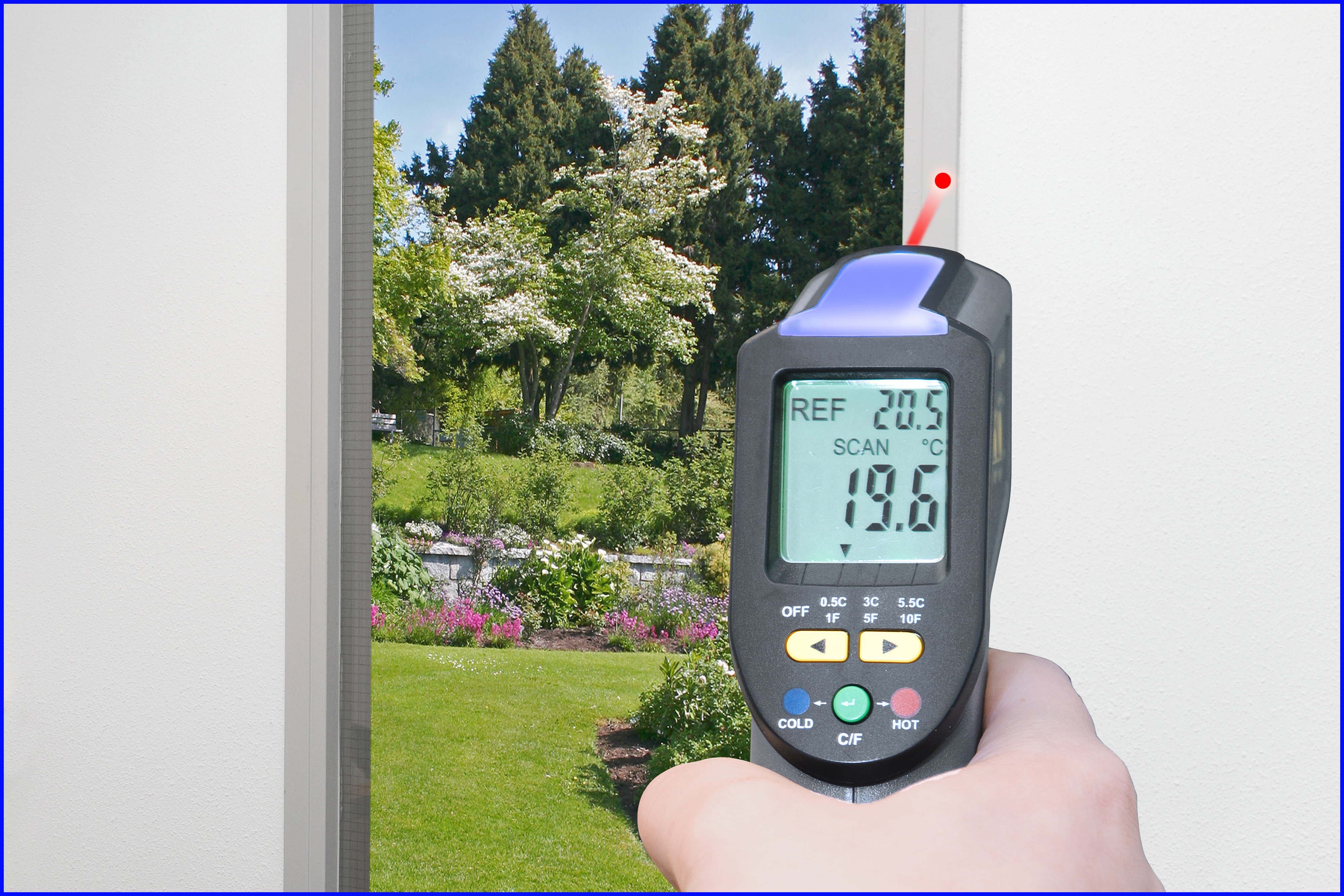 Eine Hand hält eine Temperaturpistole. Die Pistole zeigt auf ein Fenster. Draußen ist ein Garten zu sehen.