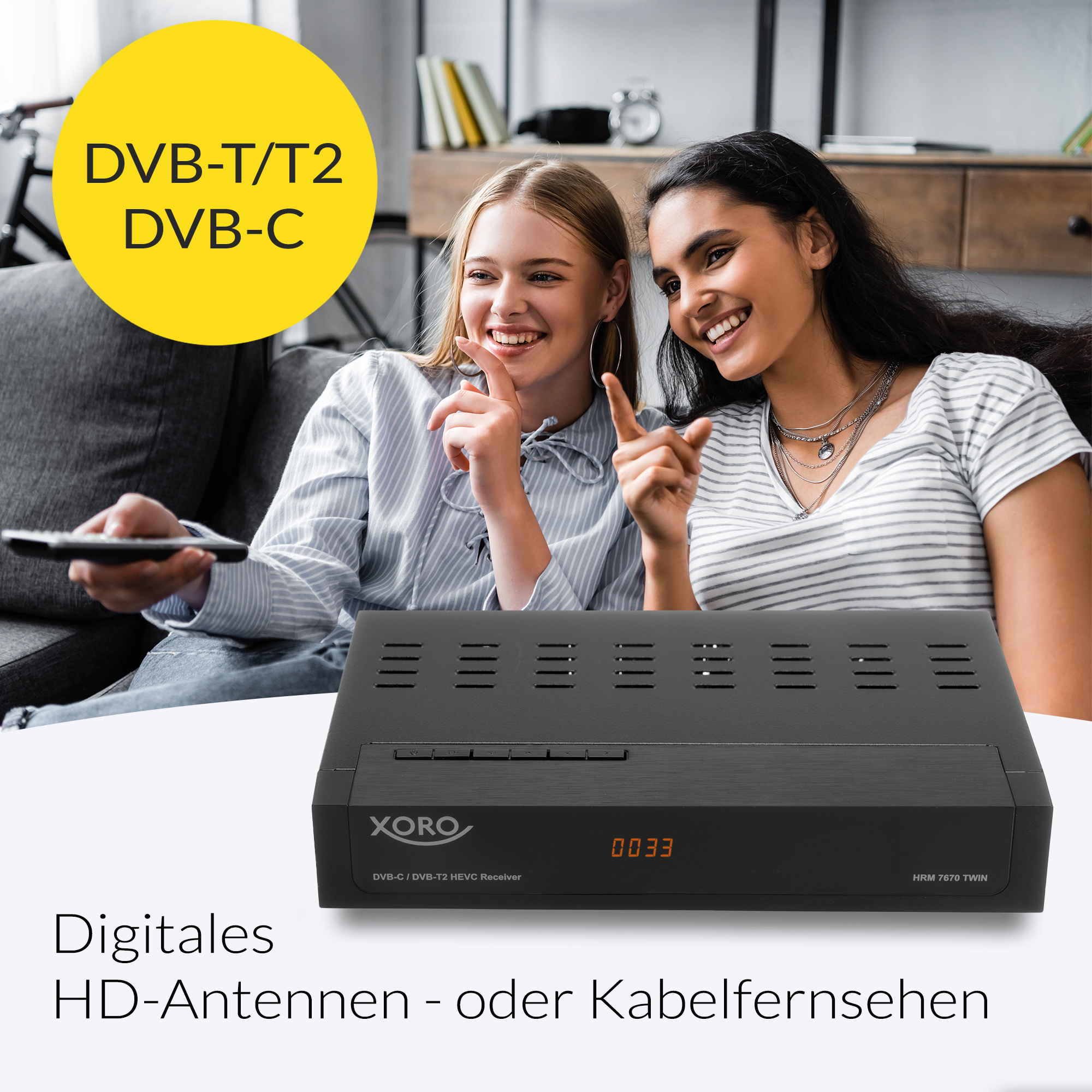Zwei Frauen schauen fern. Ein Xoro Receiver ist im Vordergrund.