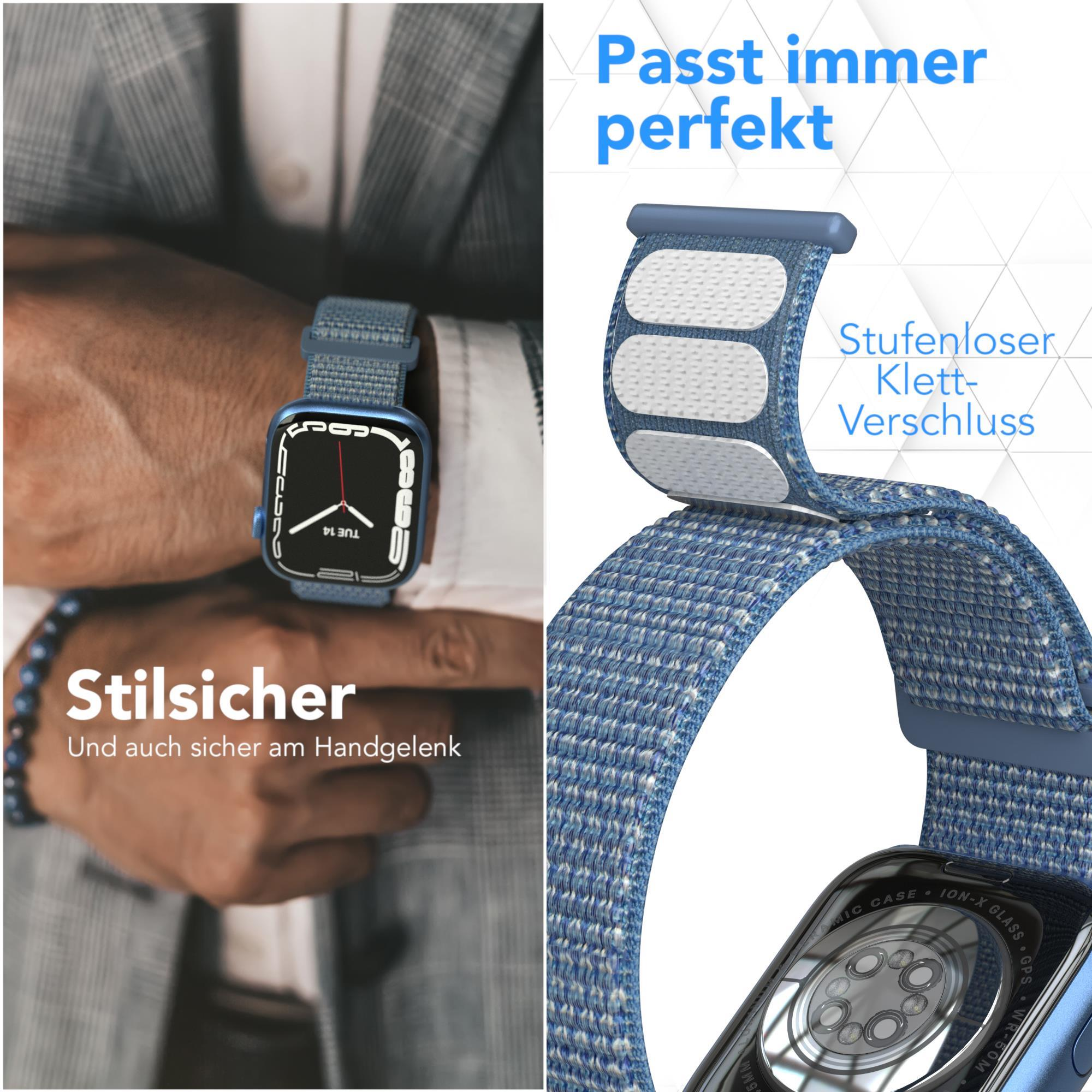 Armbanduhr mit blauem Armband am Handgelenk. Ein weiteres Uhrenarmband befindet sich rechts.