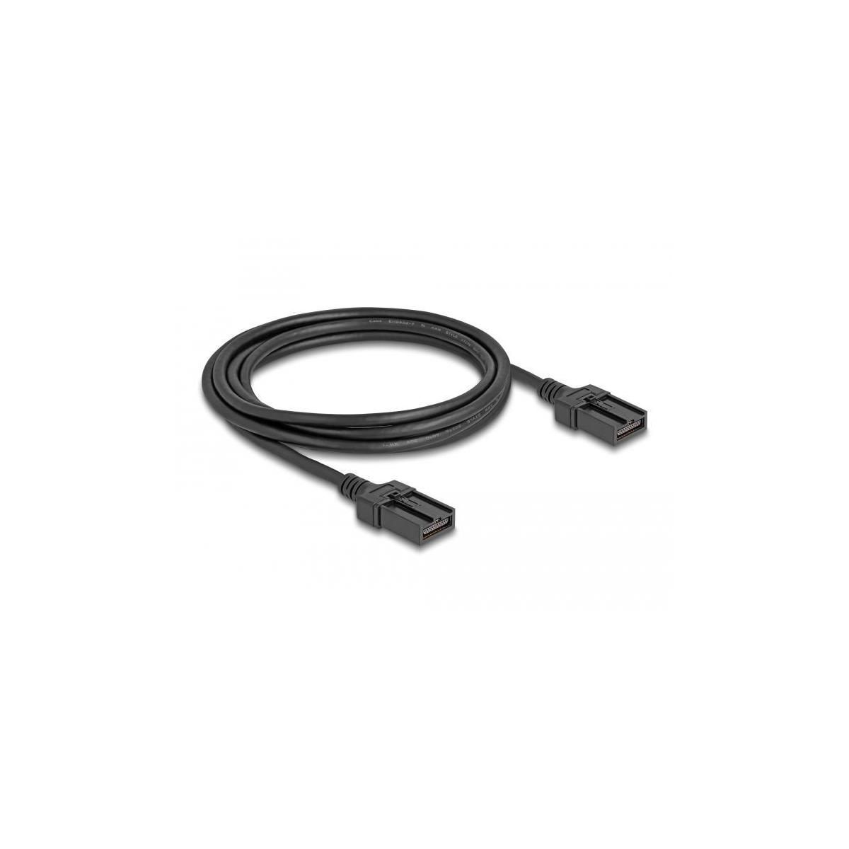 Schwarzes SATA-Datenkabel auf weißem Hintergrund, an beiden Enden Stecker.
