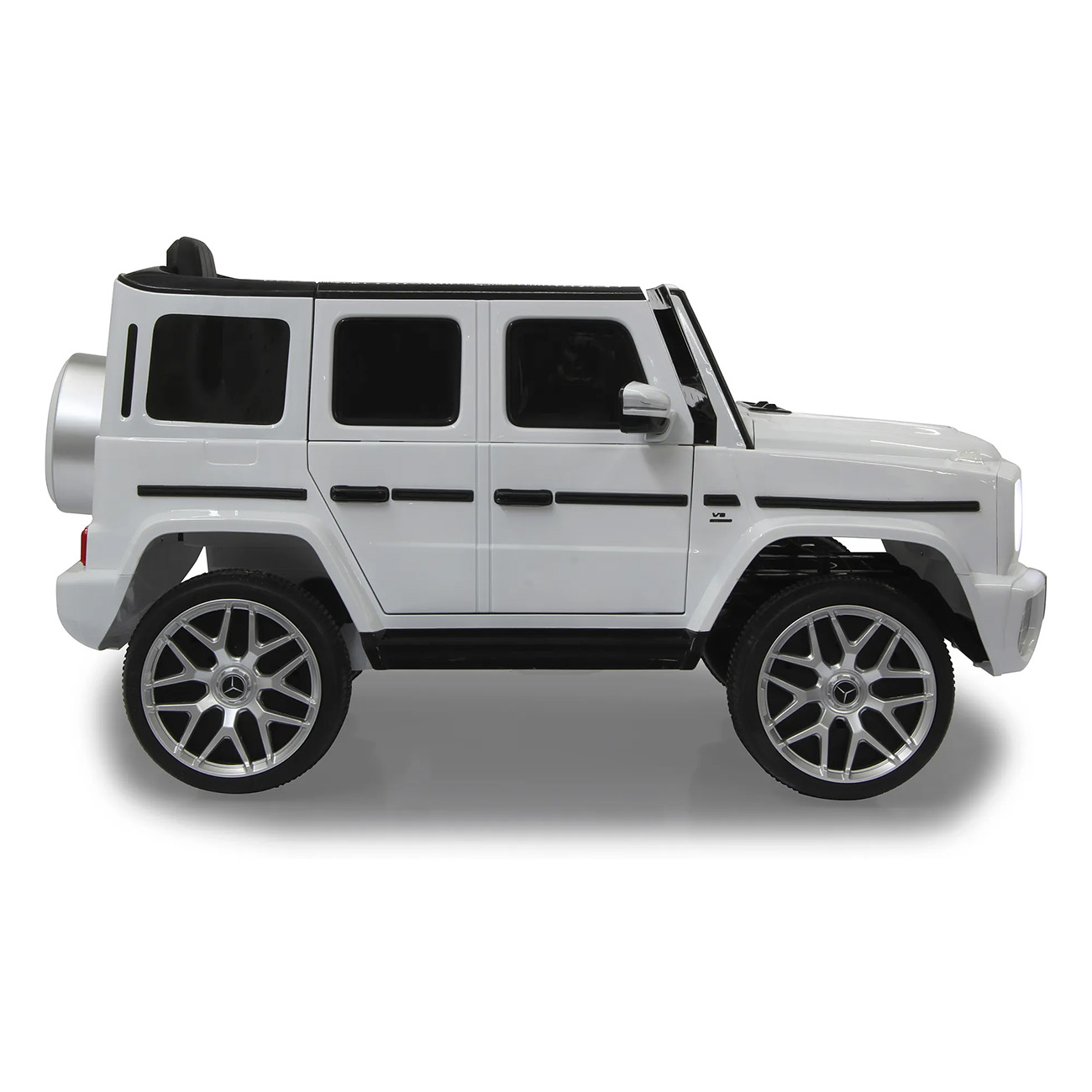 Weißes Spielzeug-SUV-Auto mit schwarzen Details, auf weißem Grund.