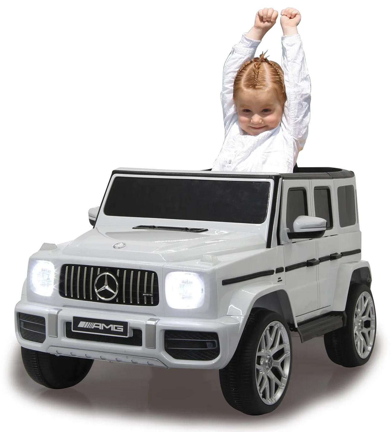Ein weißes Spielzeugauto mit einem Kind darin, Arme erhoben. Das Auto hat Lichter und ein Mercedes-Logo.