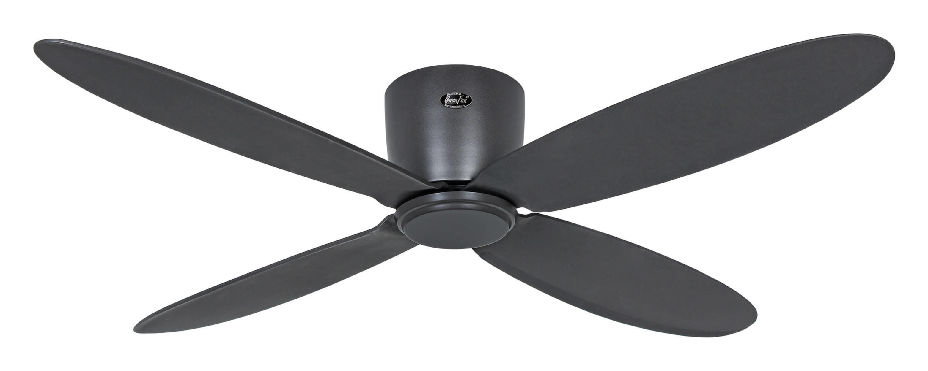 Ein dunkelgrauer Deckenventilator mit vier Flügeln. Der Ventilator ist an einer weißen Decke montiert.