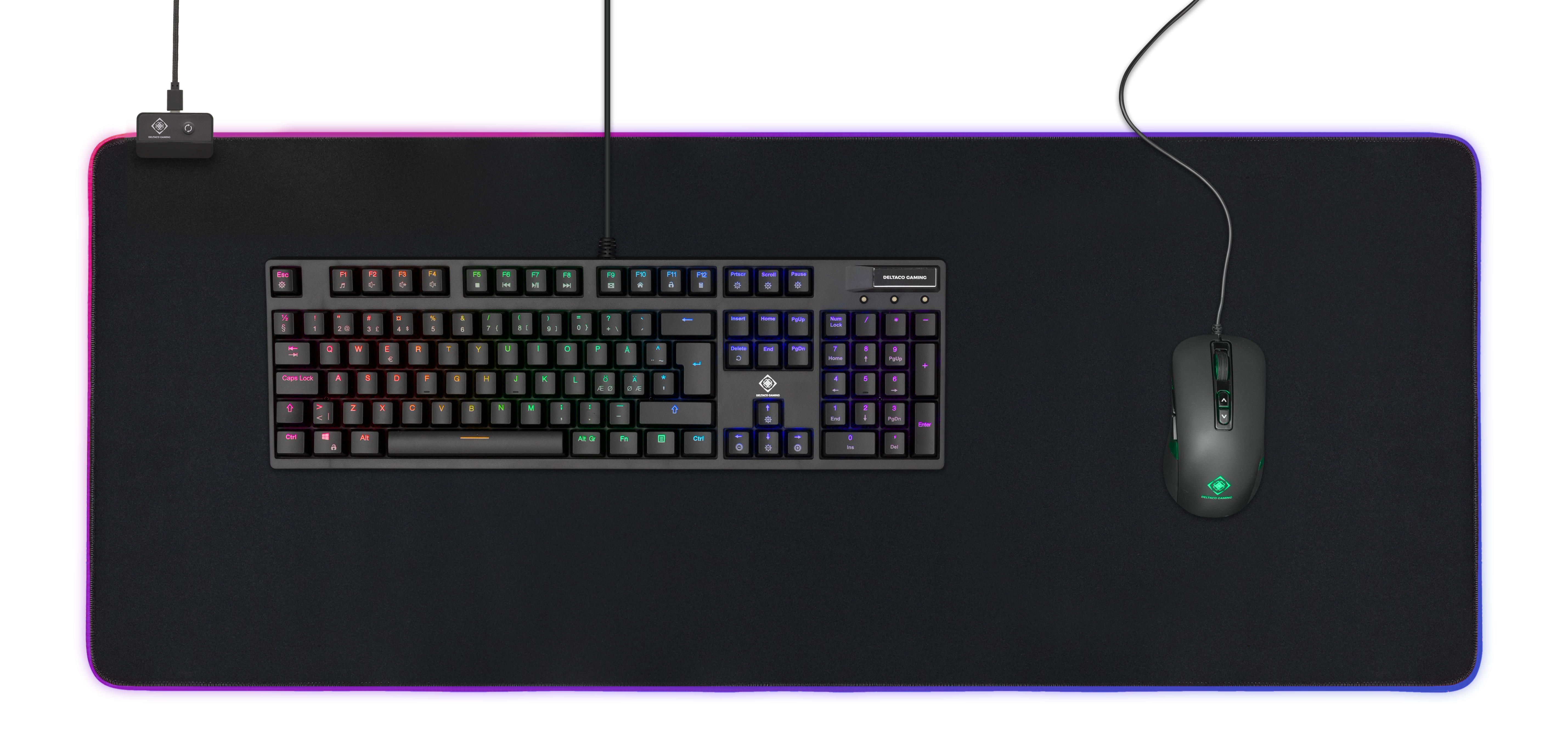 Gaming-opstelling met toetsenbord, muis en grote muismat met RGB-verlichting.