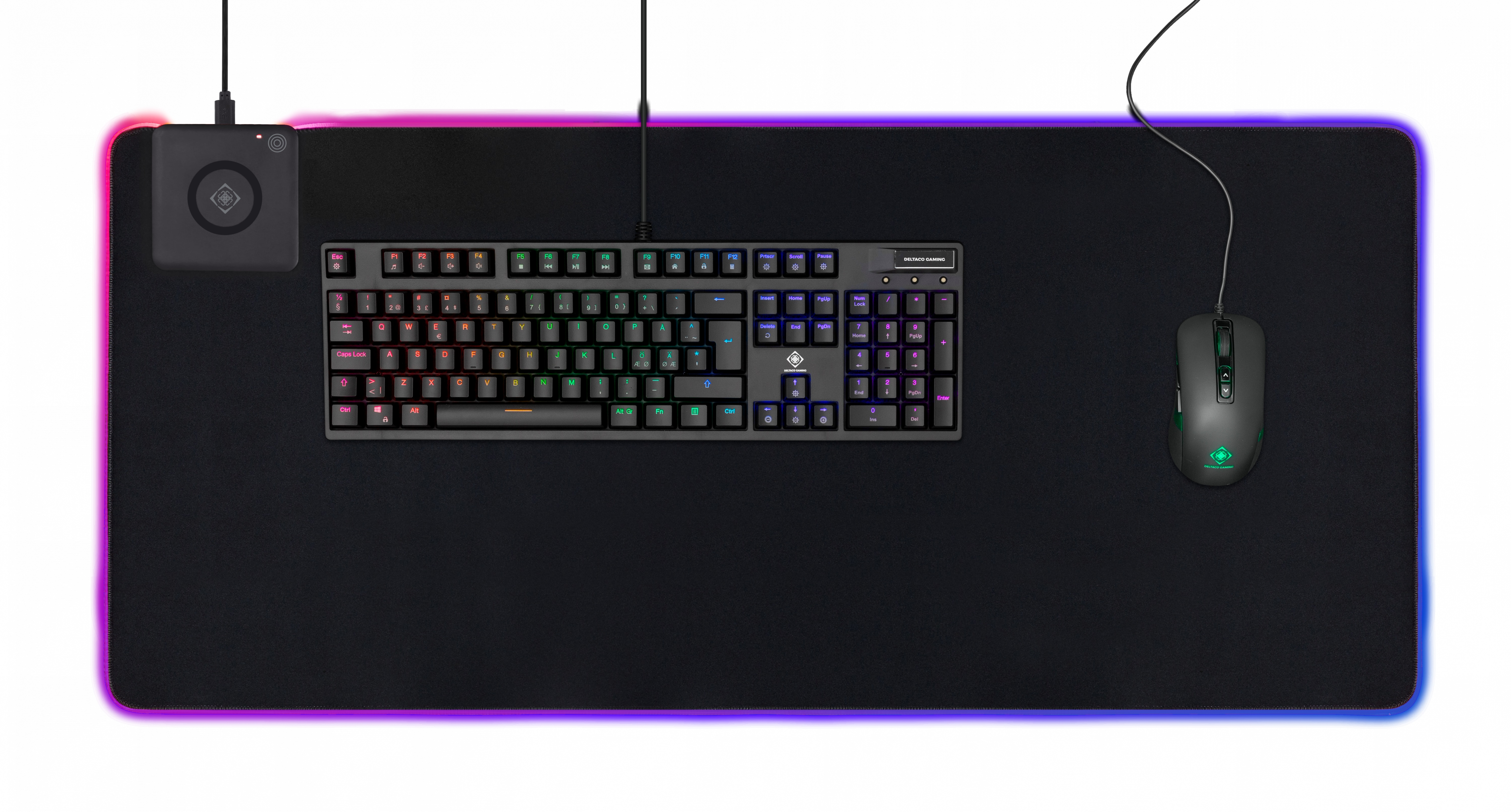 Czarna mysz, klawiatura i podkładka ładująca z kolorową obwódką LED na czarnej powierzchni.