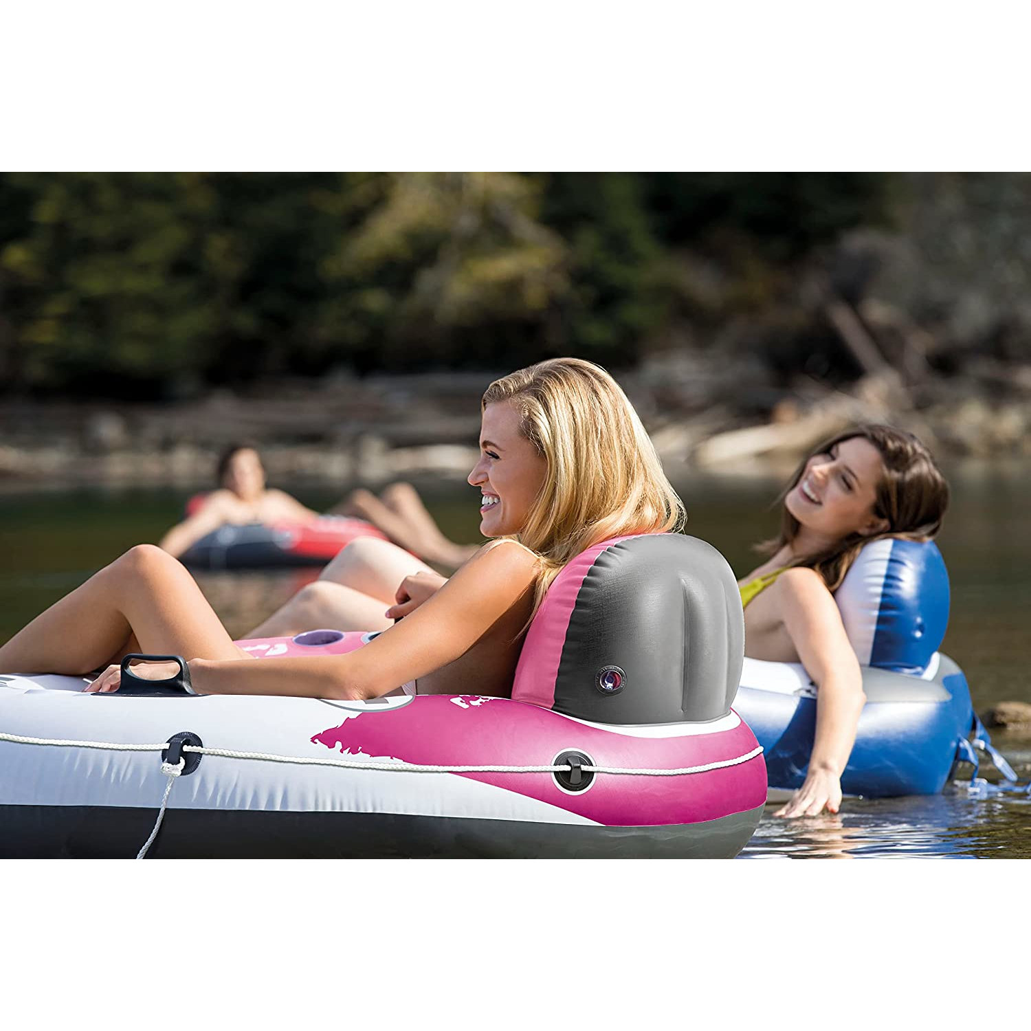 Zwei Frauen treiben auf Schlauchbooten im Wasser und genießen einen sonnigen Tag.