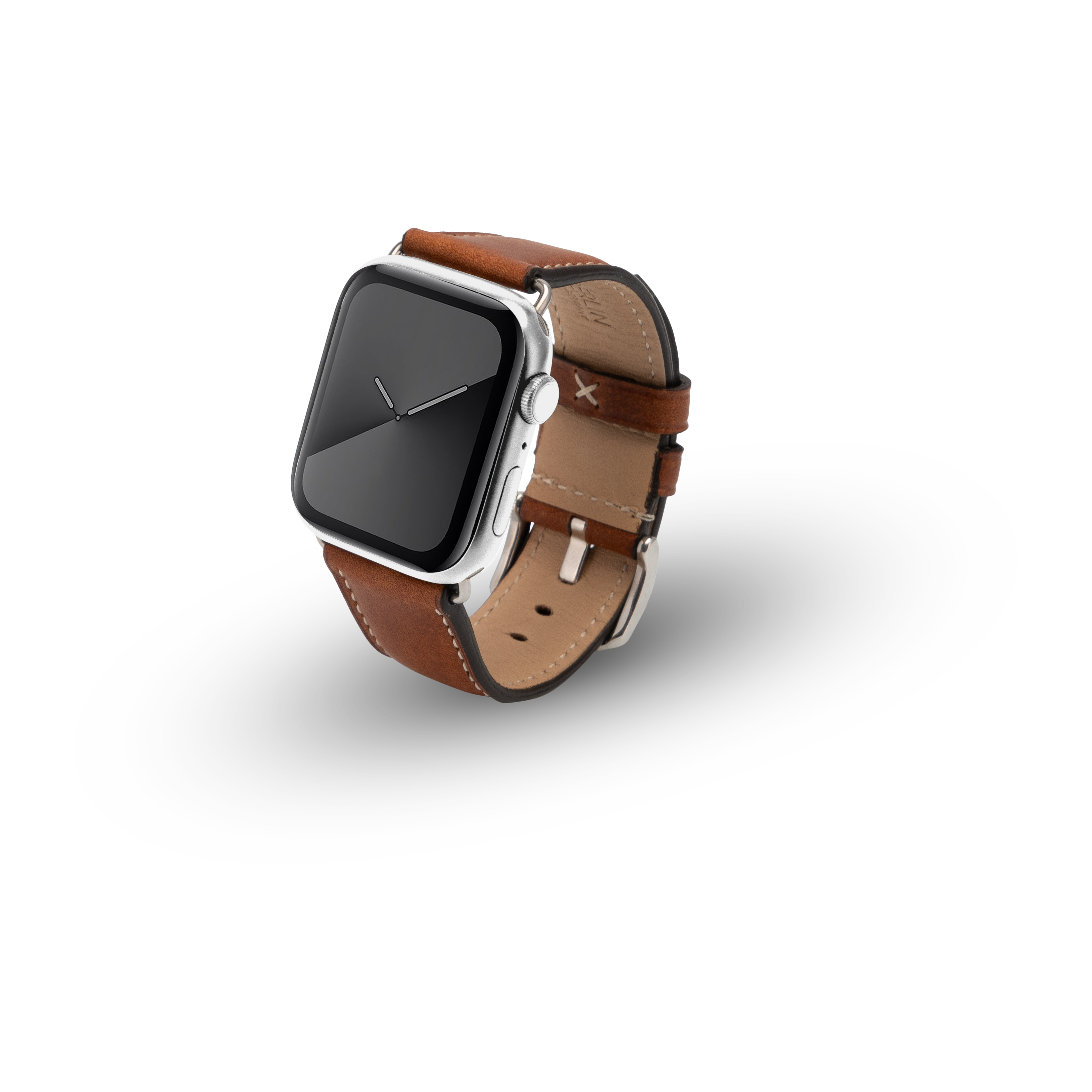Eine silberne Apple Watch mit einem braunen Lederarmband. Die Uhr liegt auf einer weißen Oberfläche.