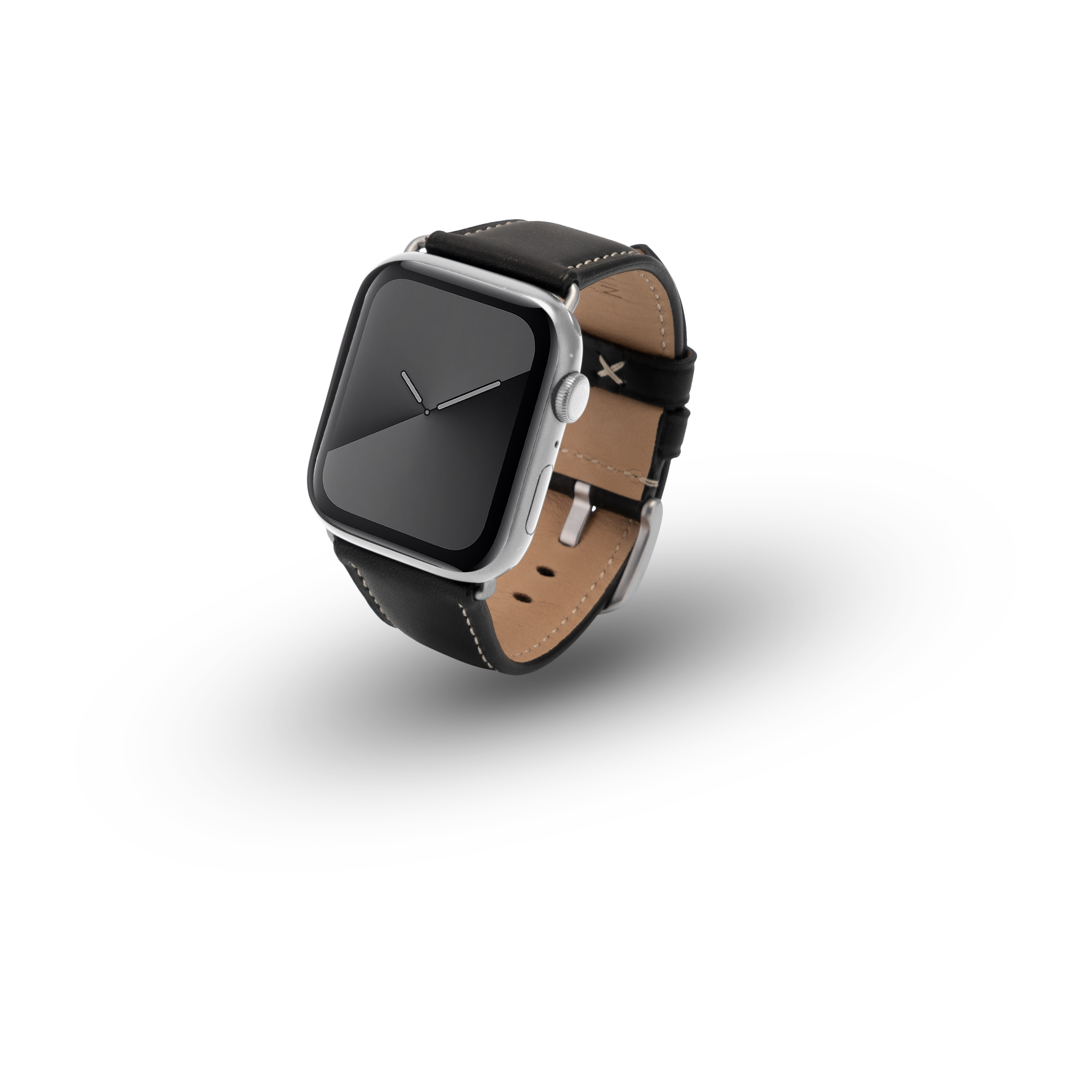 Silberne Apple Watch mit schwarzem Lederarmband auf weißem Untergrund.