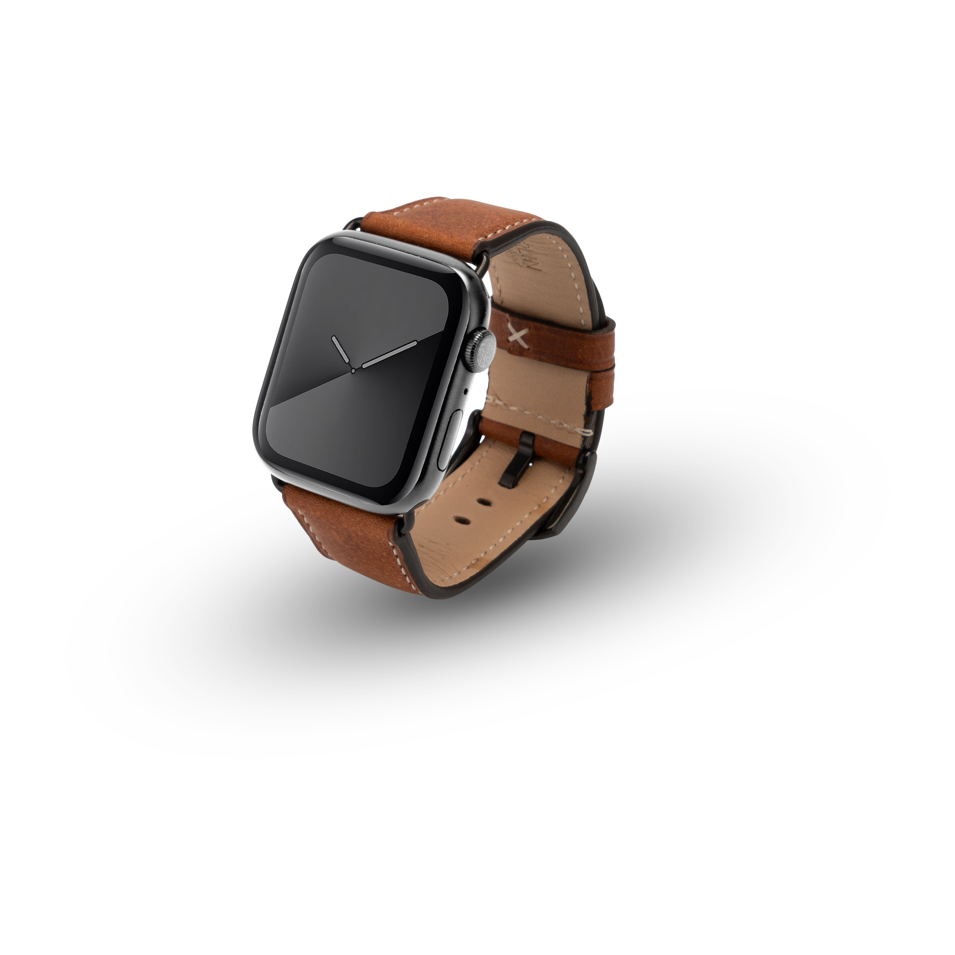 Eine Apple Watch mit braunem Lederarmband wird von vorne auf weißem Hintergrund gezeigt.