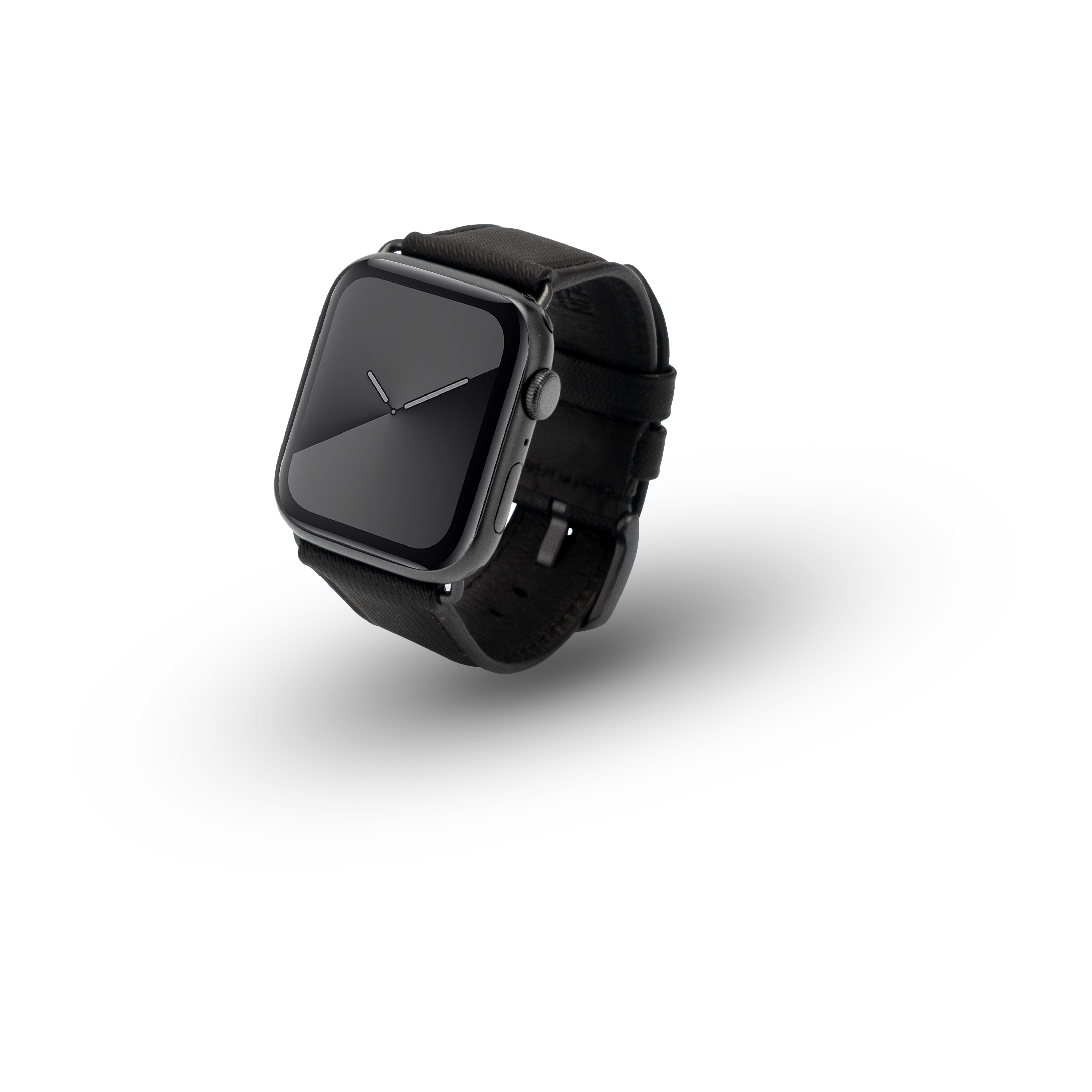 Eine schwarze Smartwatch mit schwarzem Armband, isoliert auf weißem Hintergrund.