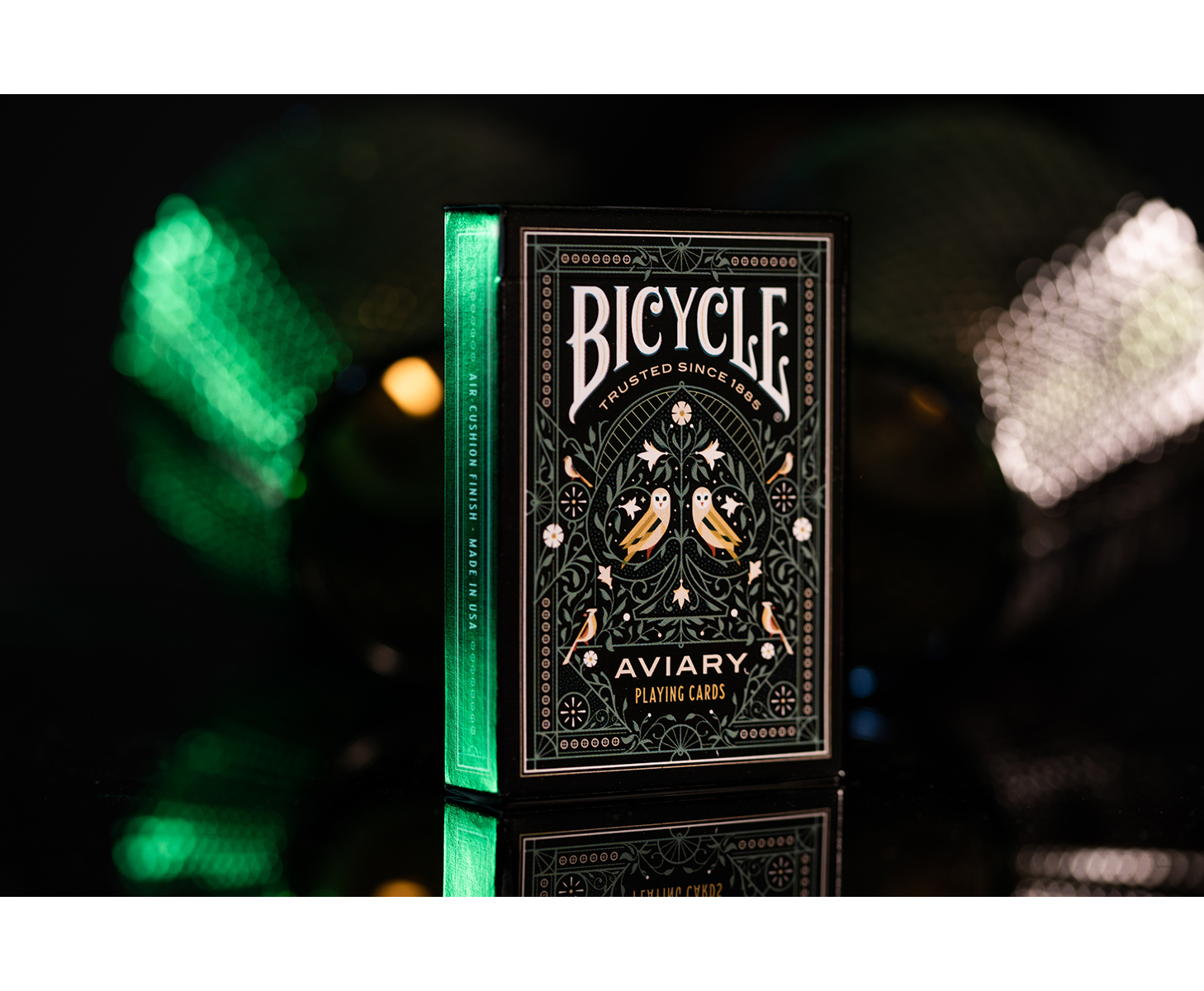 Bicycle Aviary Spielkartenbox, schwarz, grüne Kanten, Vögel darauf.