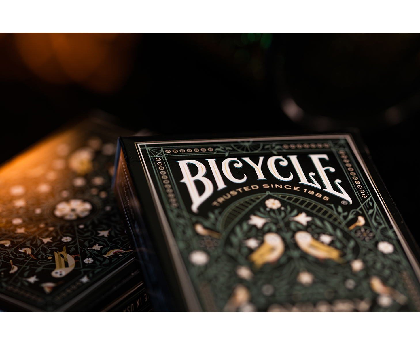 Nahaufnahme einer Bicycle-Spielkartenbox, mit 'BICYCLE' und 'TRUSTED SINCE 1885' in Weiß.