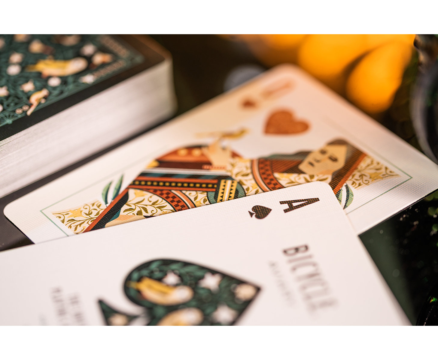 Spielkarten mit Dame und Pik-Ass. Grün-brauner Hintergrund.