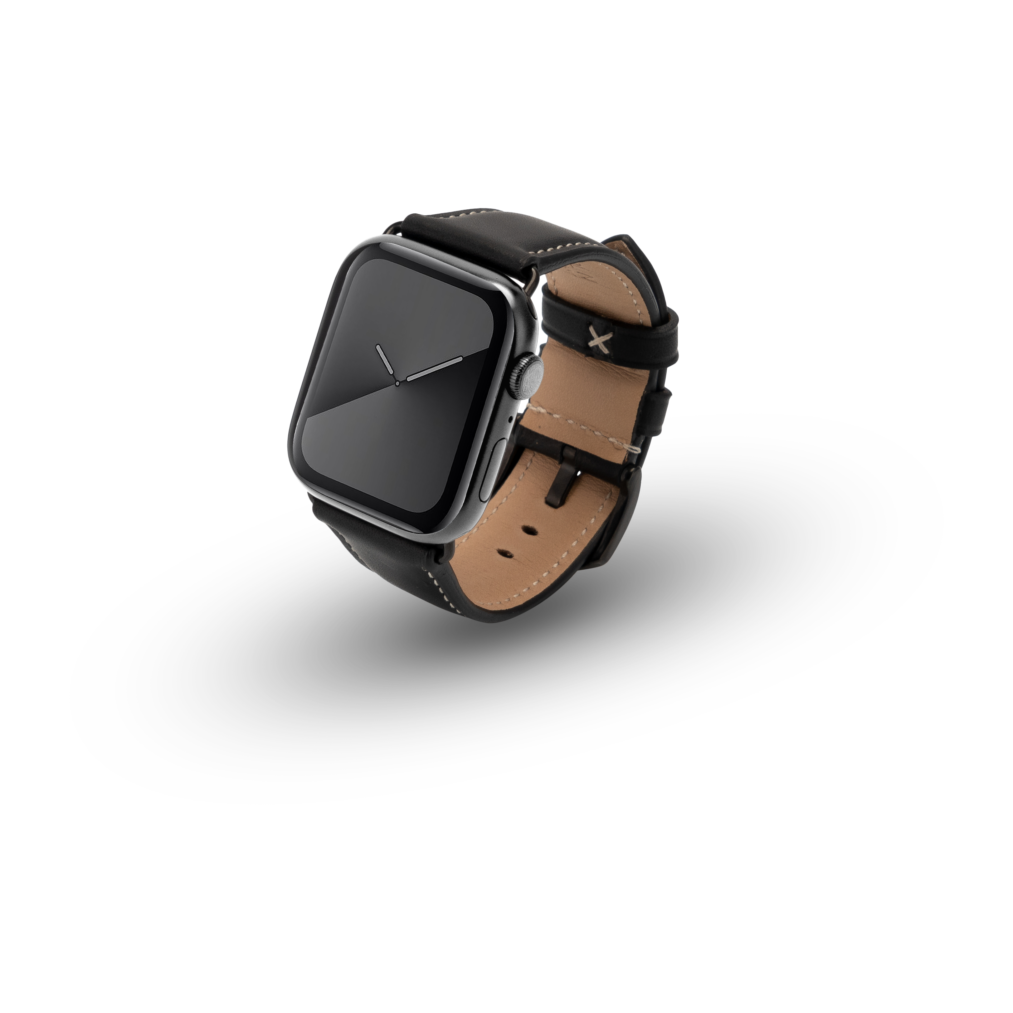 Eine schwarze Apple Watch mit schwarzem Lederarmband auf weißem Hintergrund.