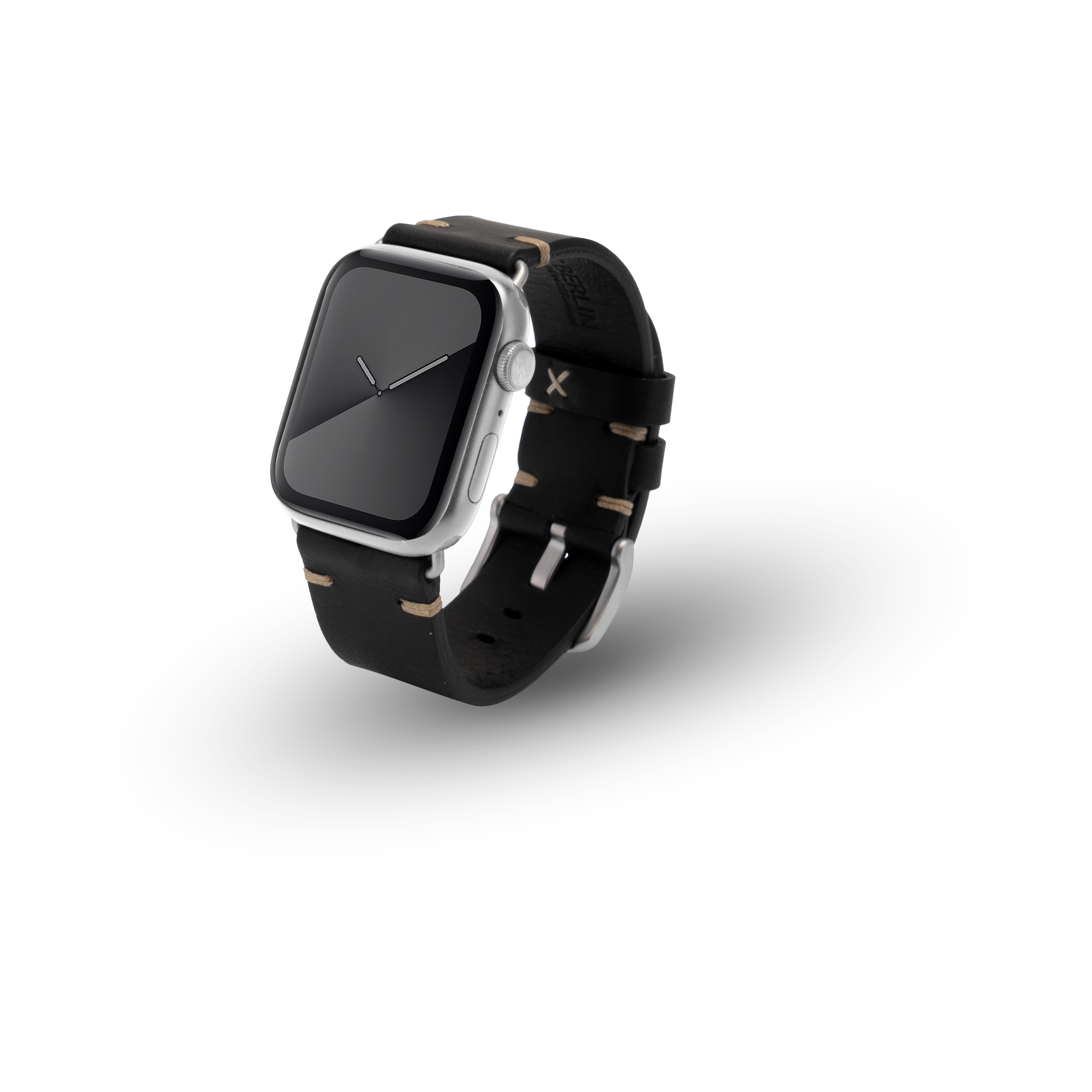 Ein schwarzes Lederarmband, das an einer silbernen Apple Watch befestigt ist, zeigt das Zifferblatt.