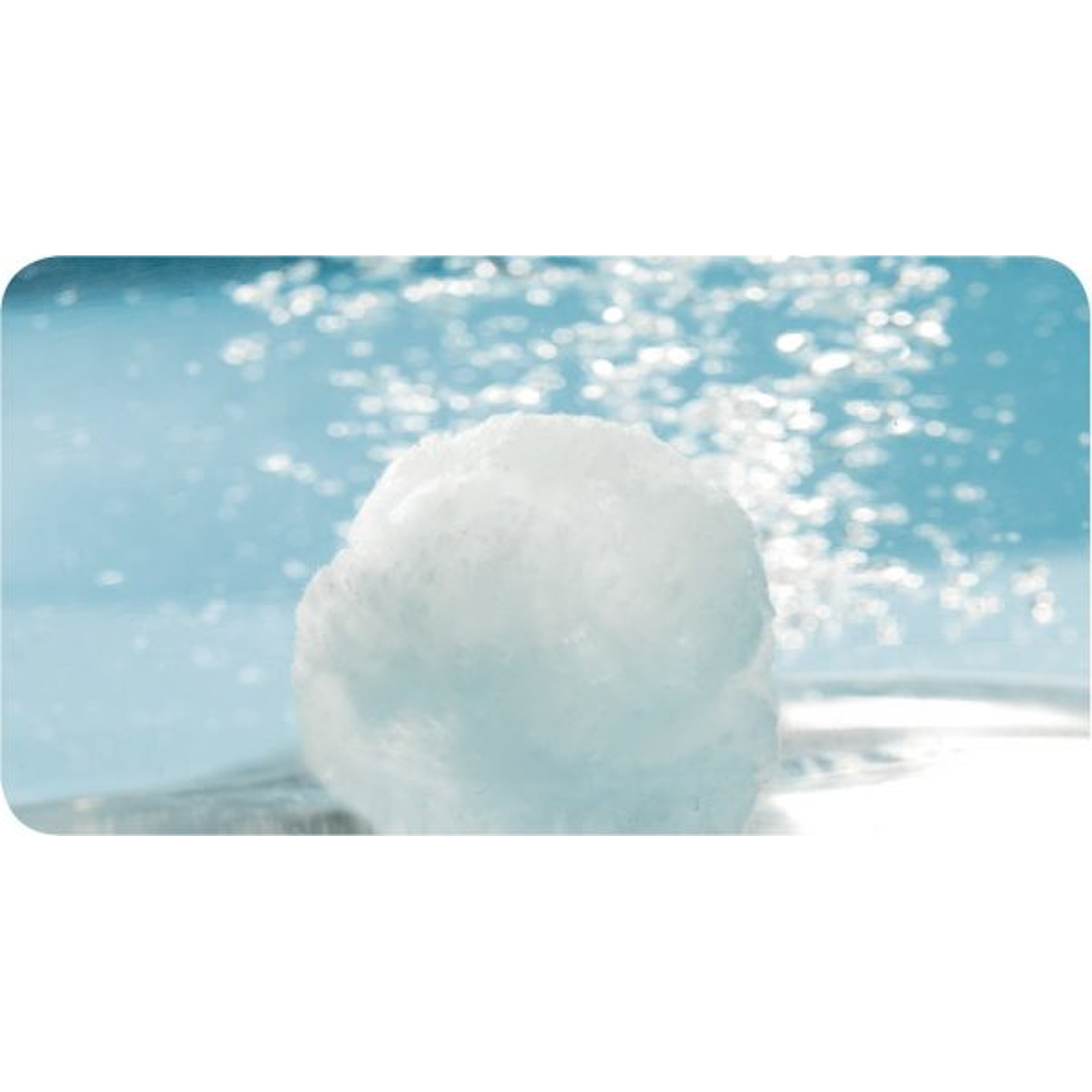Ein Wattebausch in Wasser getaucht, mit Blasen vor blauem Hintergrund.