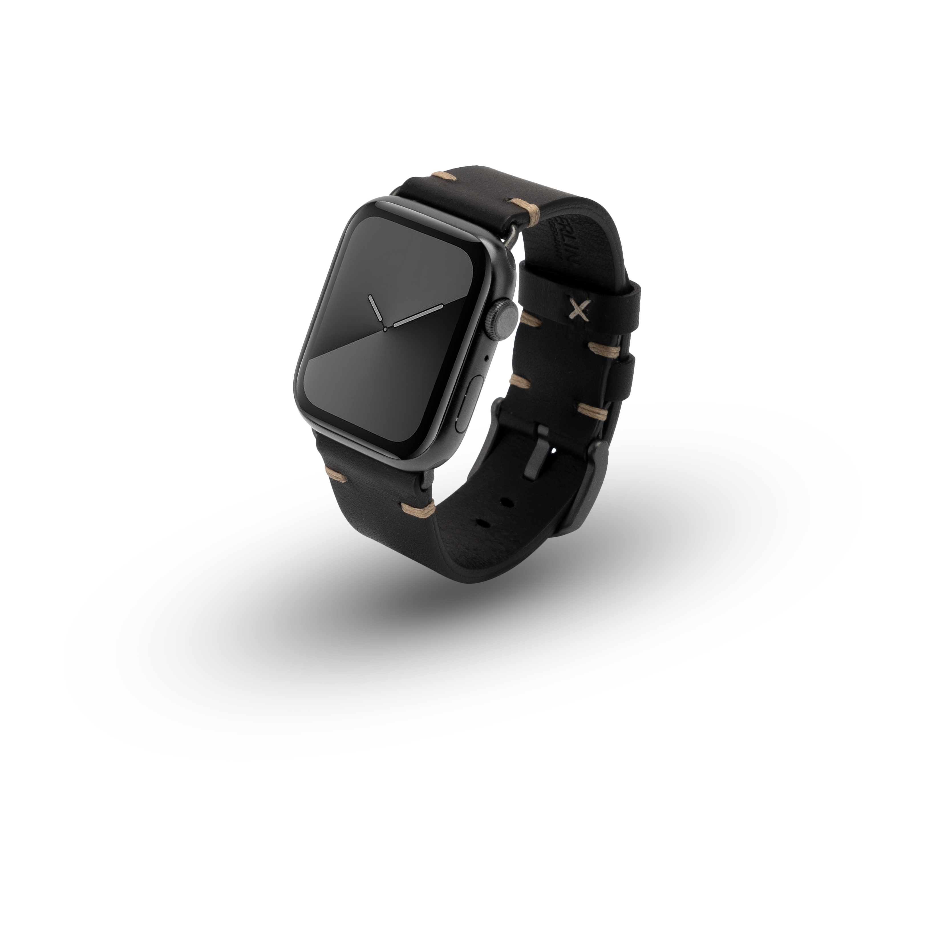 Schwarze Smartwatch mit schwarzem Lederarmband, auf weißem Hintergrund.