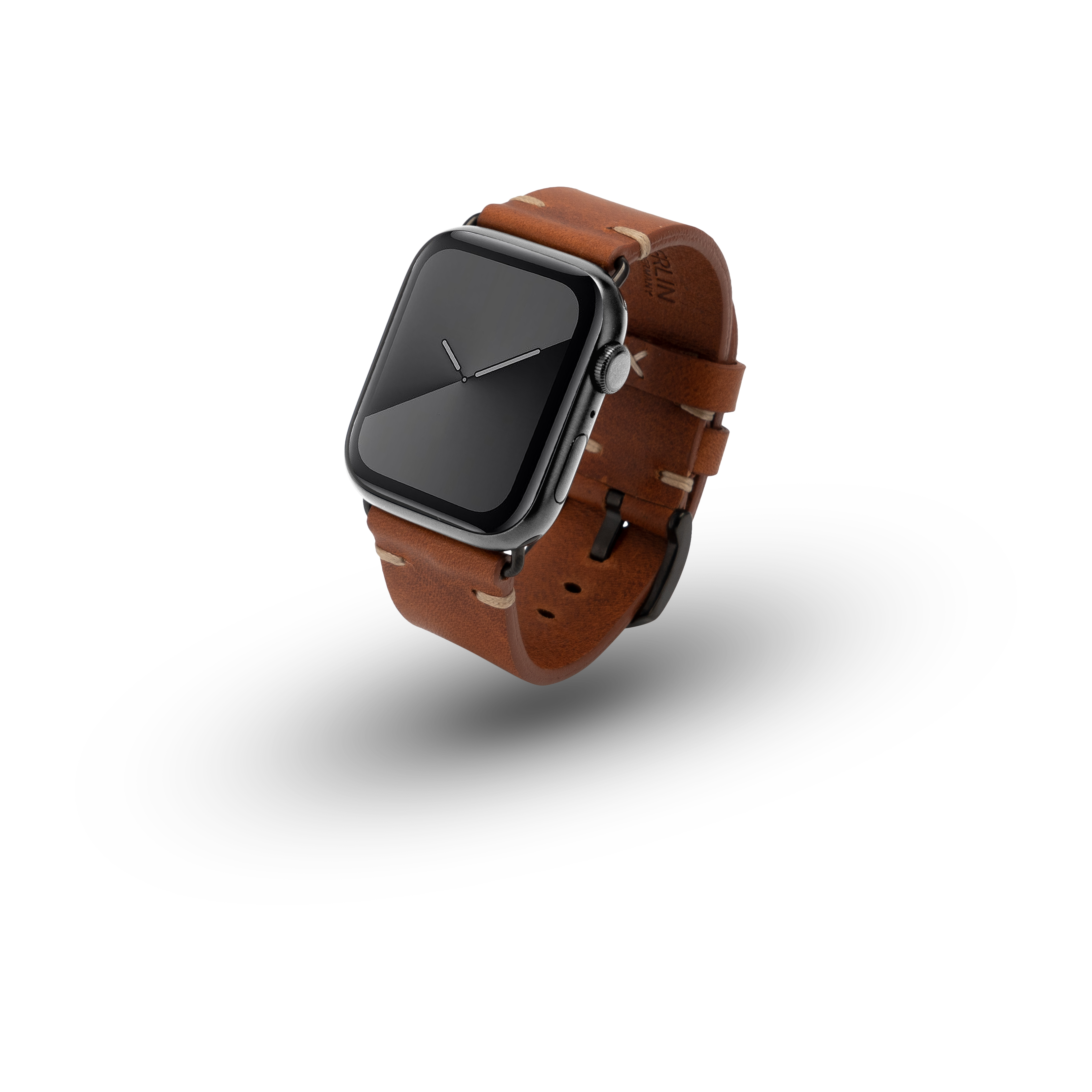 Eine Apple Watch mit braunem Lederarmband wird von vorne auf weißem Hintergrund gezeigt.