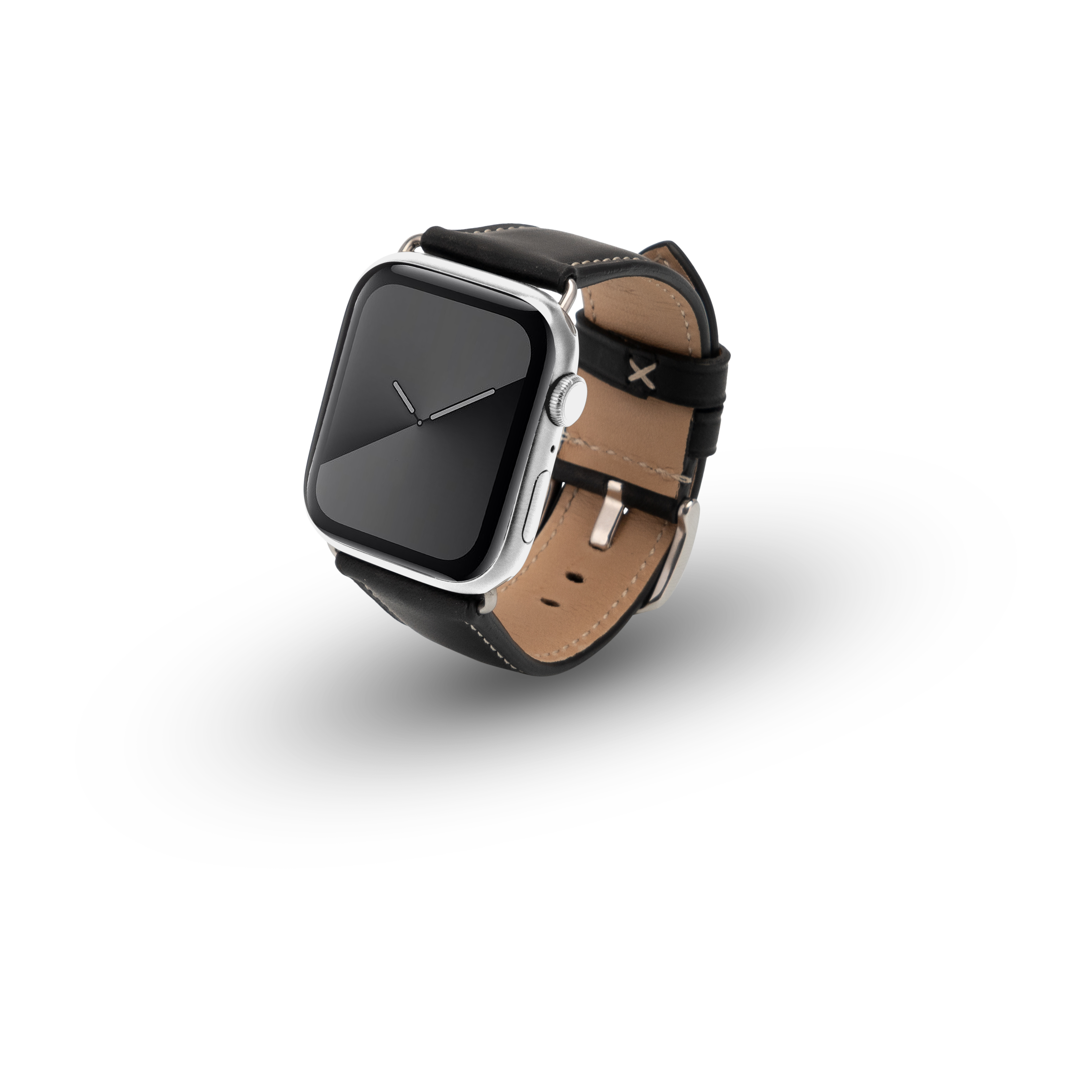 Ein schwarzes Lederarmband mit silberner Smartwatch. Das Ziffernblatt ist schwarz mit weißen Zeigern.