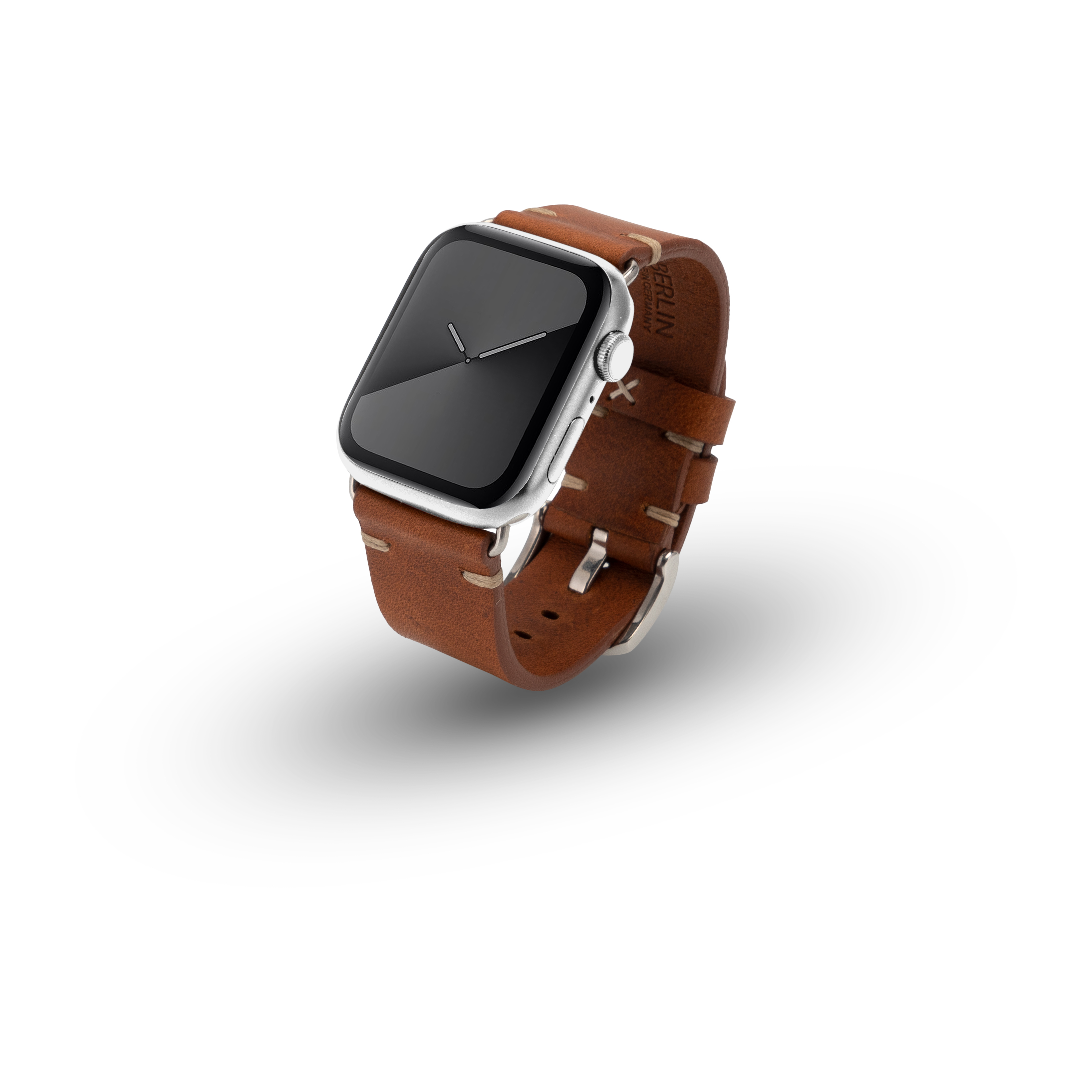 Eine Smartwatch mit braunem Lederarmband, silbernem Rahmen und schwarzem Bildschirm auf Weiß.