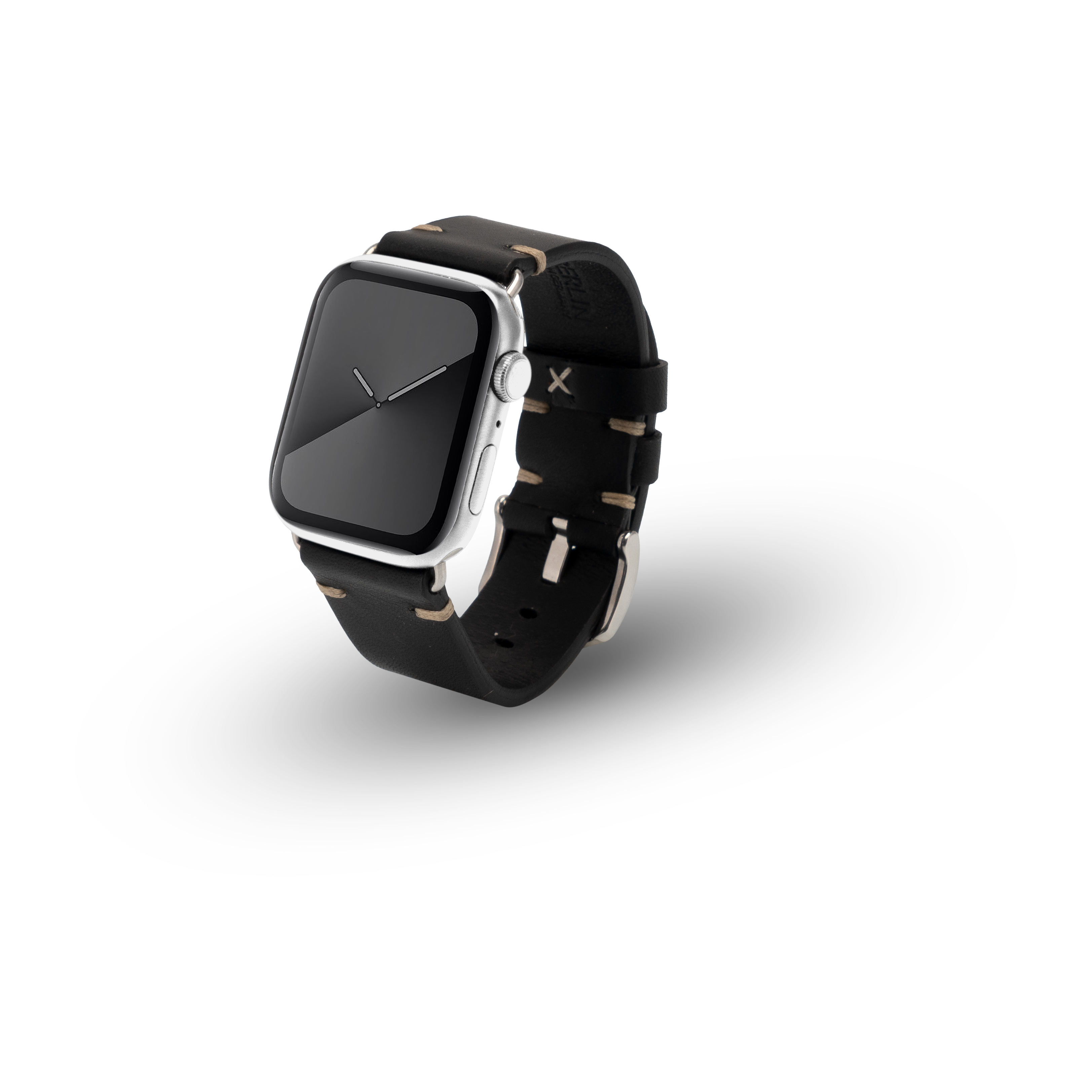 Eine schwarze Uhr mit silbernem Gehäuse und einem schwarzen Lederarmband. Die Uhr liegt auf einer weißen Oberfläche.