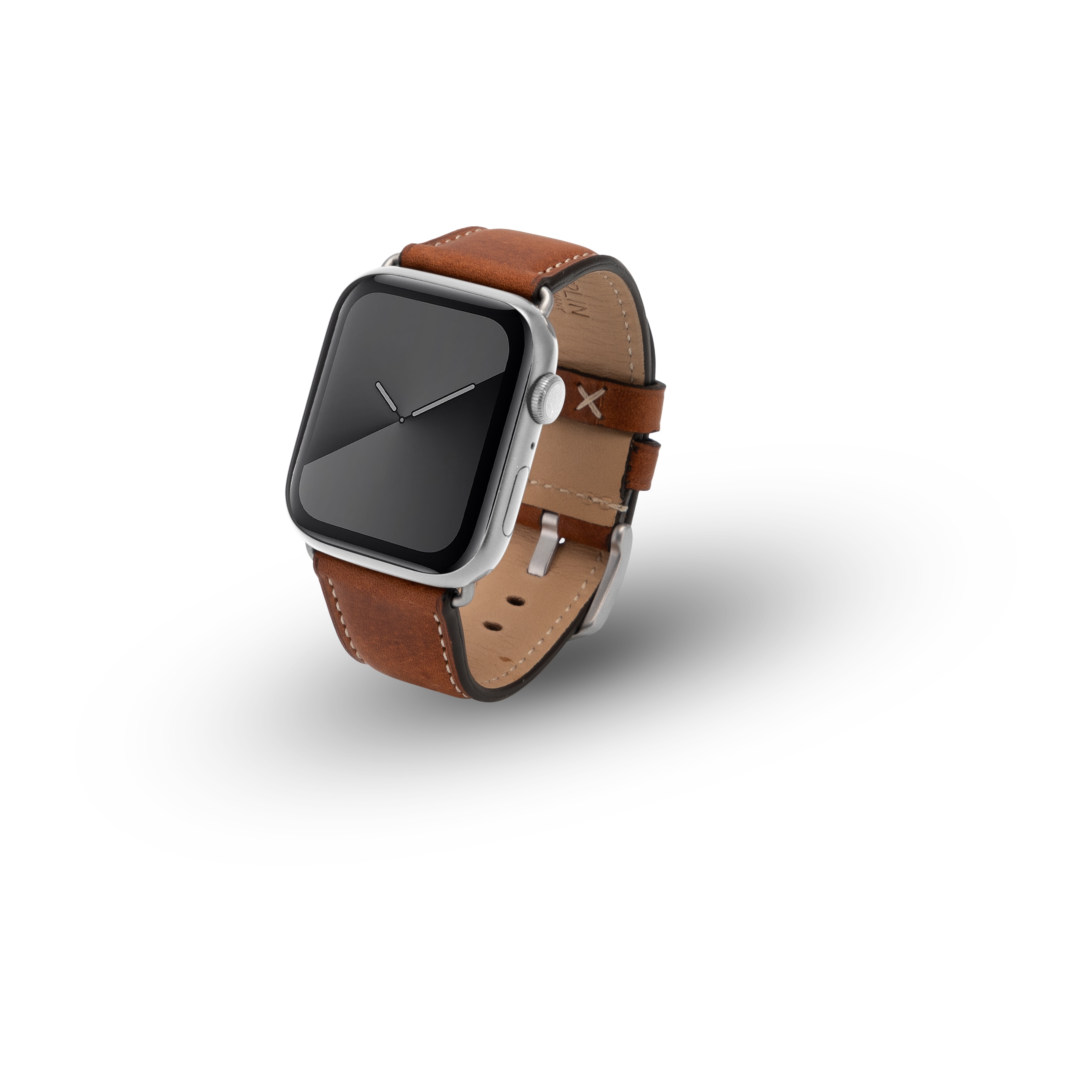 Apple Watch mit braunem Lederarmband und silbernem Gehäuse. Die Uhr liegt auf einer weißen Oberfläche.
