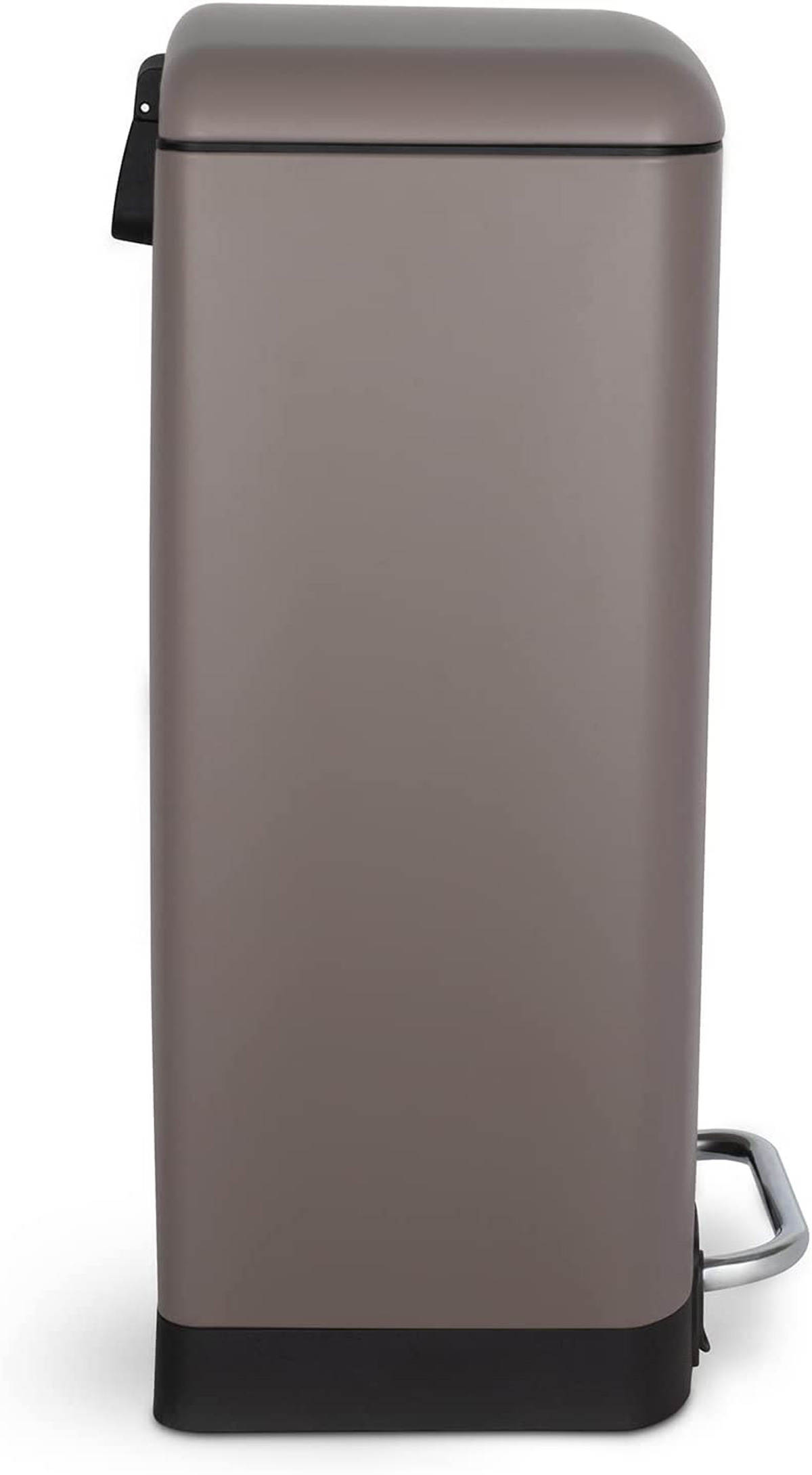 Bidone della spazzatura marrone, forma rettangolare, con pedale. Base e coperchio neri.