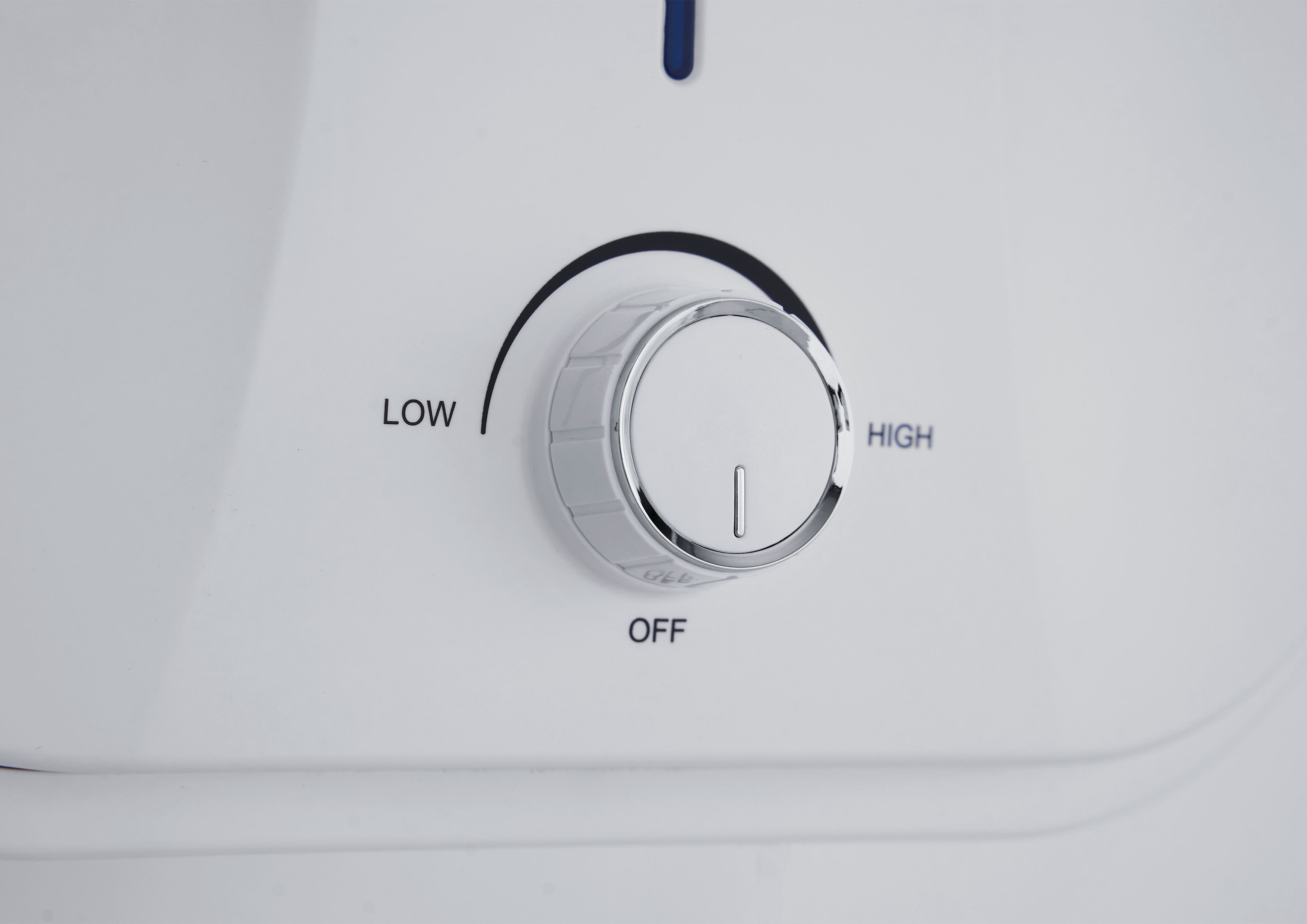 Ein weißer Drehknopf mit chrome-farbenem Ring und Markierungen für LOW, HIGH und OFF.