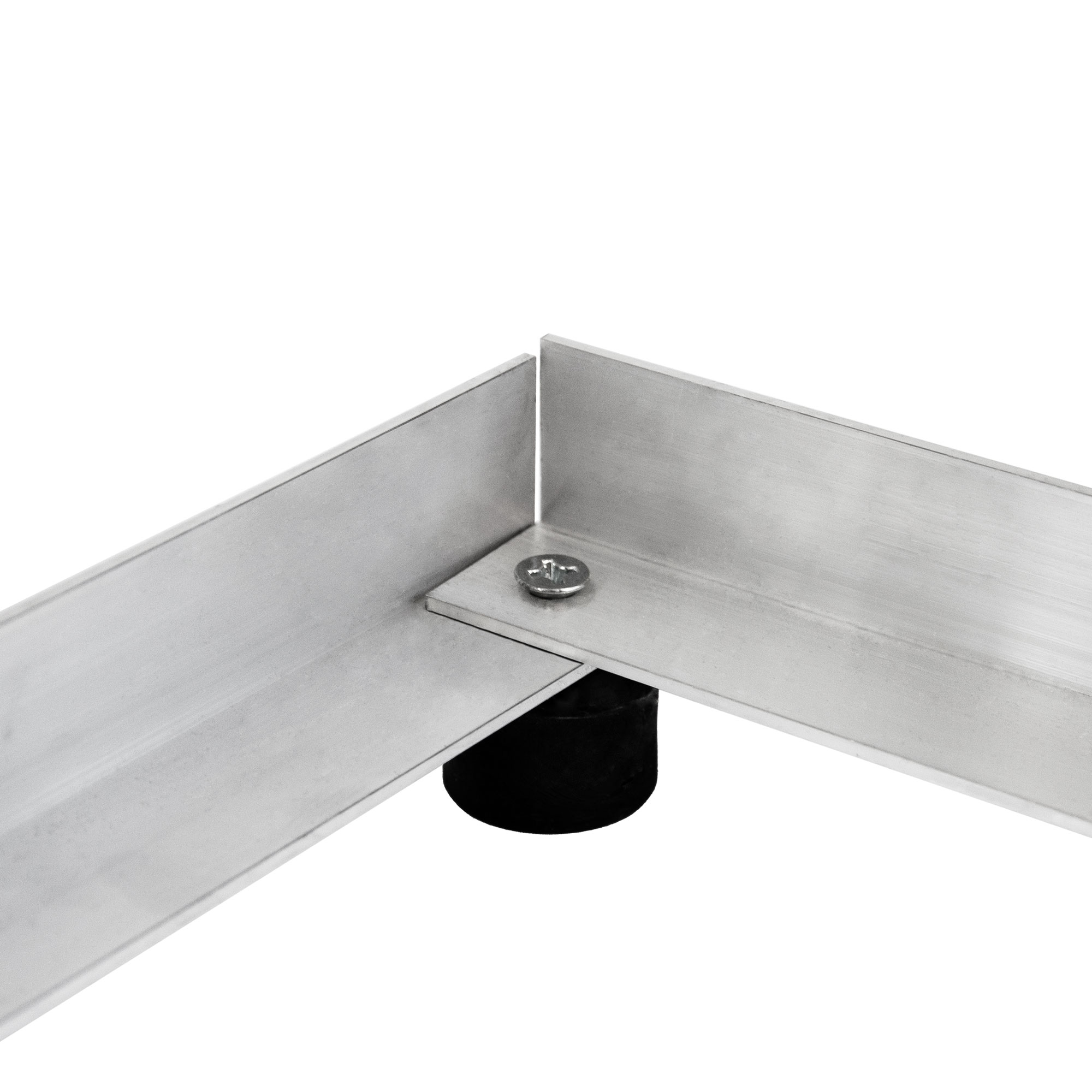 Nahaufnahme einer Aluminiumstrukturecke mit Schraube und schwarzem Gummifuß.