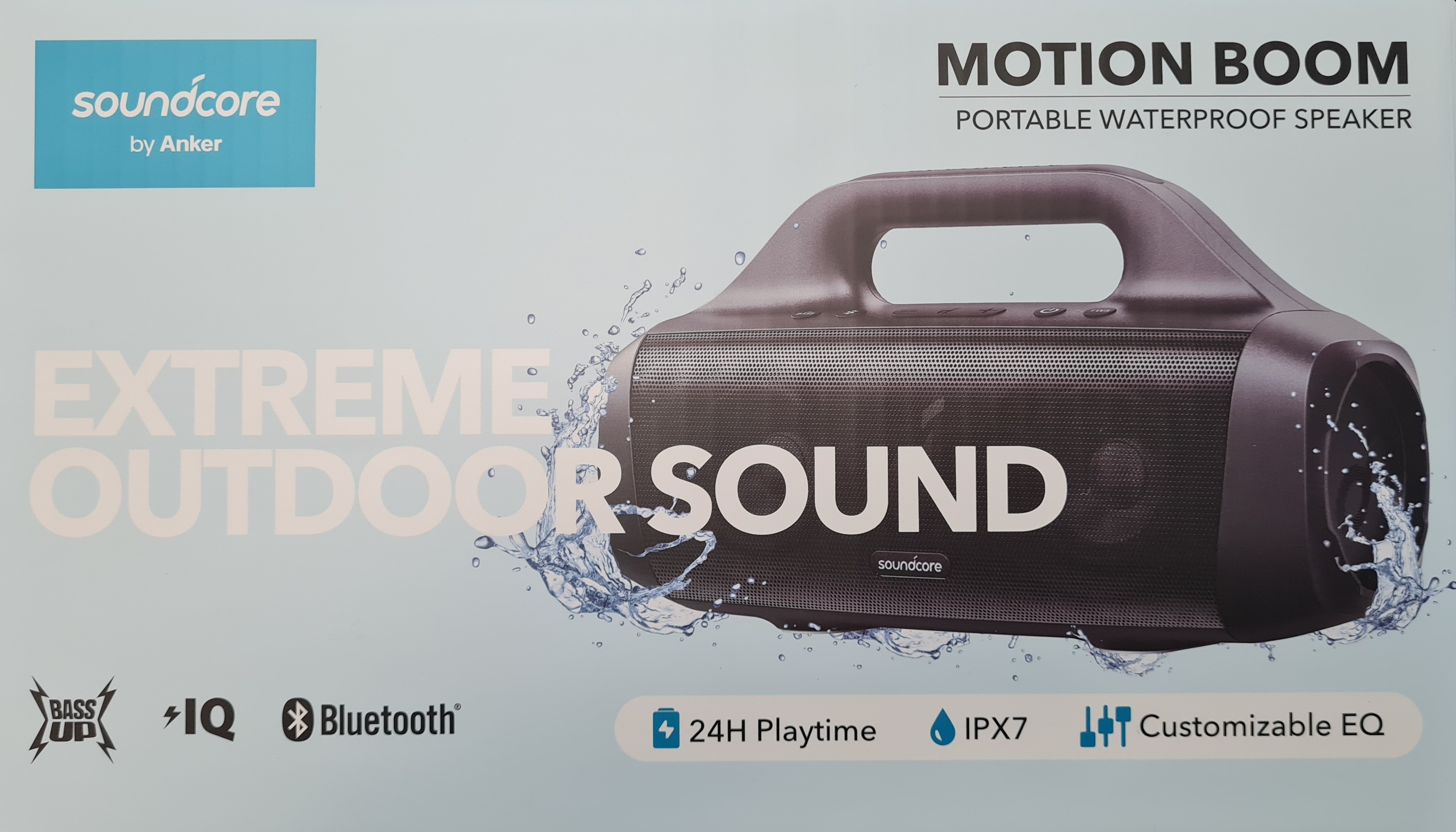 Un altoparlante portatile nero con le parole 'SOUND' e 'MOTION BOOM', grafica con schizzi d'acqua, su sfondo blu.