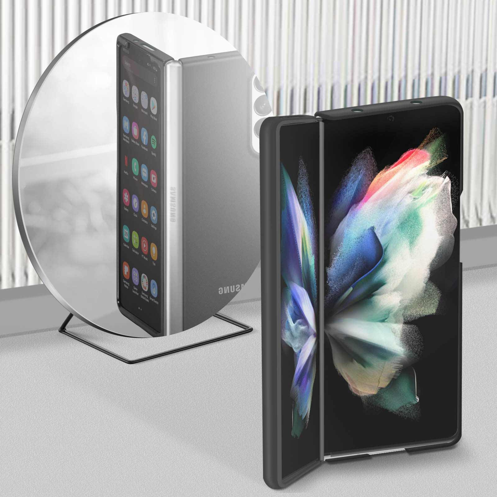Ein zusammengeklapptes Telefon in einer Hülle mit Spiegelreflexion und einem Hintergrund aus Regalen.