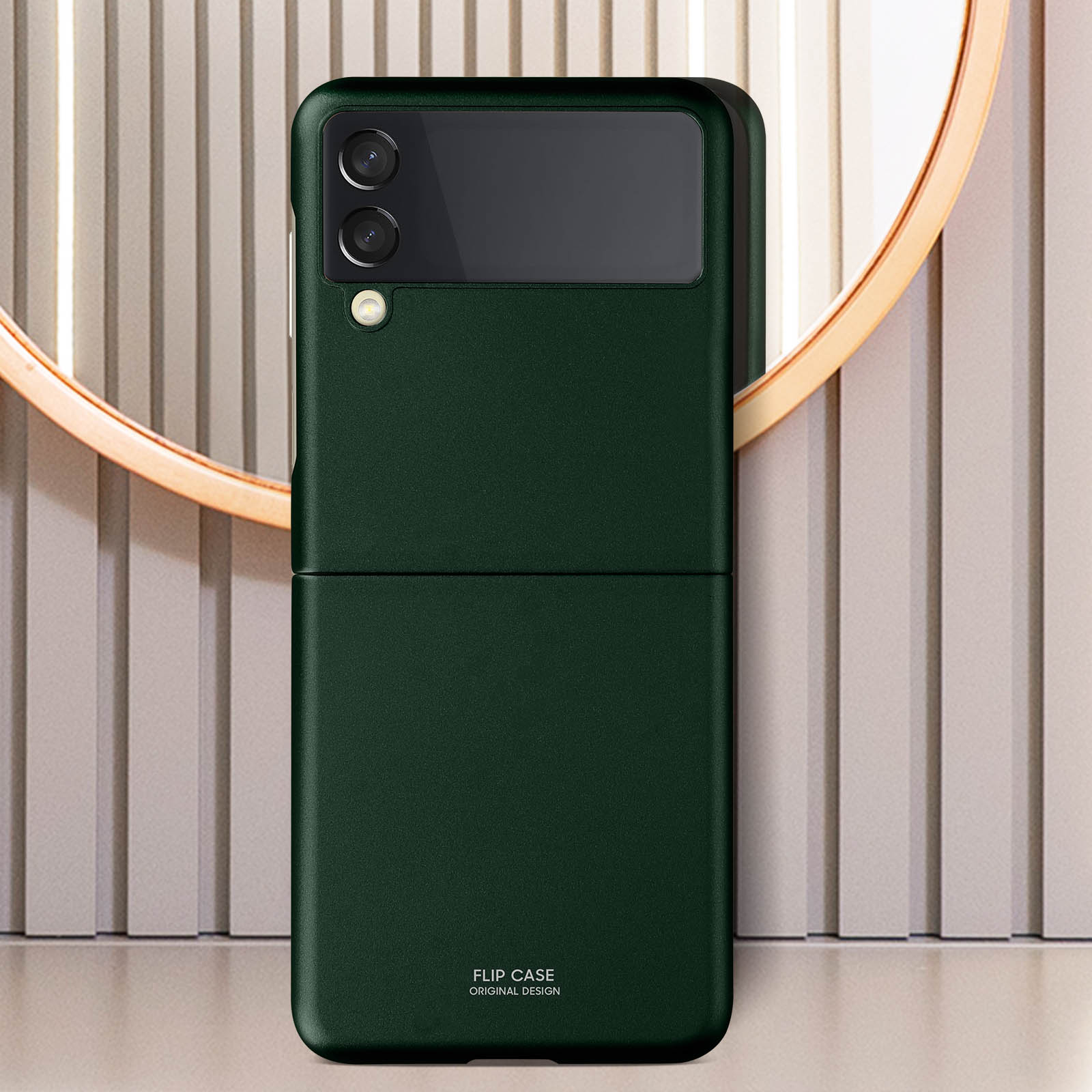 Custodia verde per telefono, chiusa. La custodia è su una superficie, riflettendo la luce.