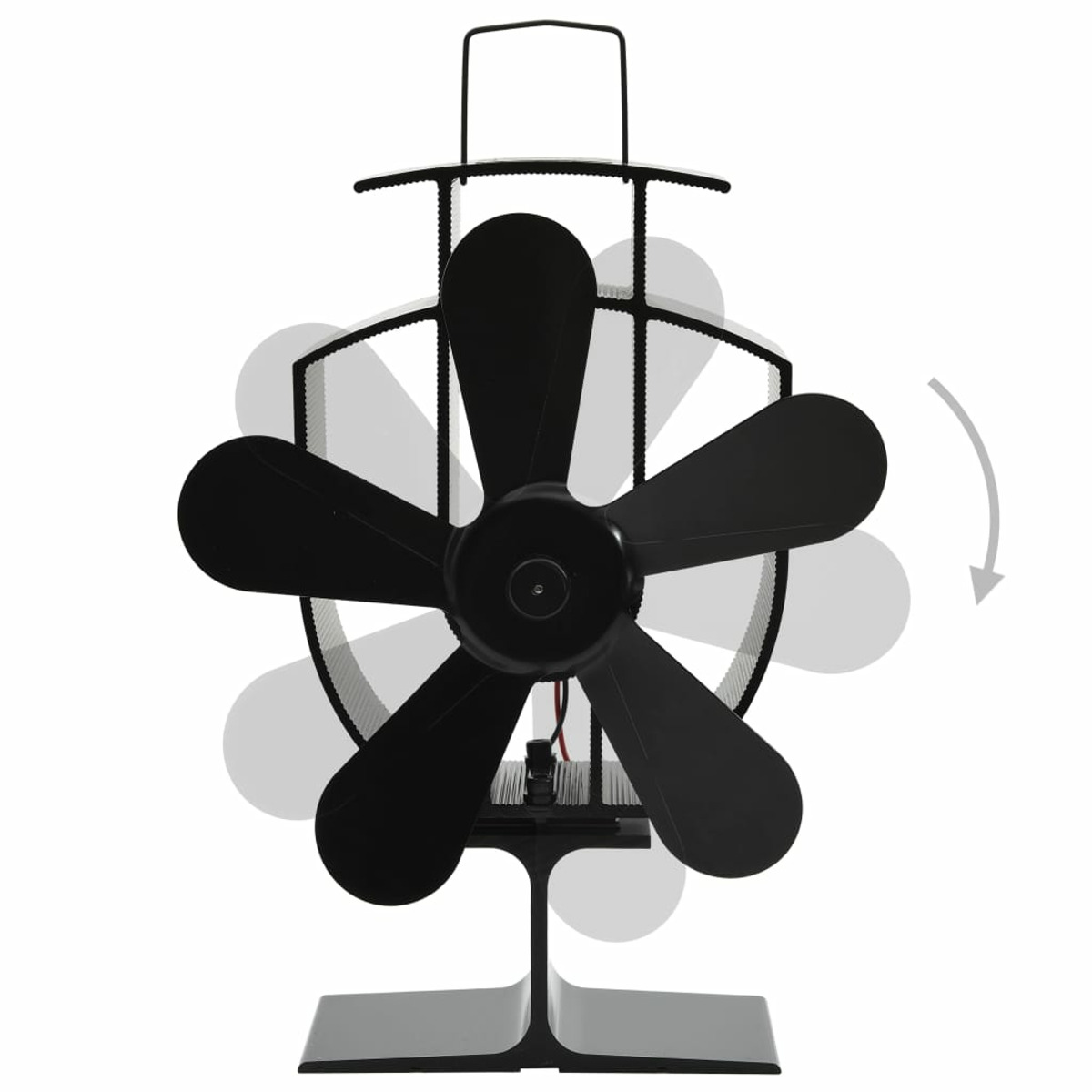 Ventilatore nero con cinque pale. Il ventilatore ha un supporto e sta ruotando. Lo sfondo è bianco.