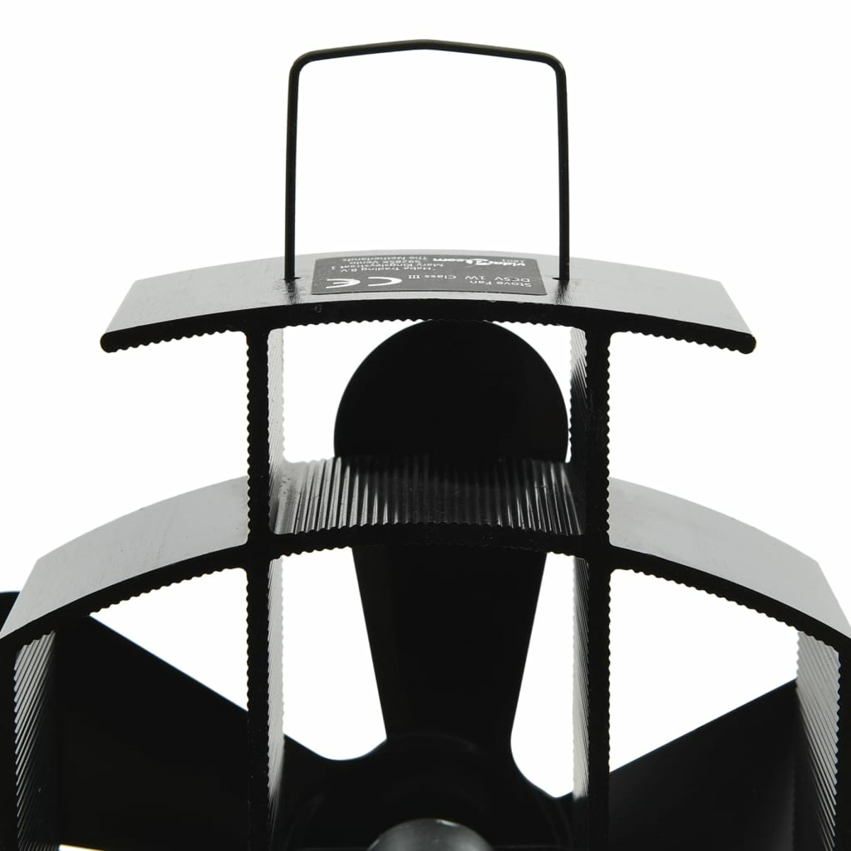 Ventilatore per stufa nero con alette, manico e pale, isolato su sfondo bianco.