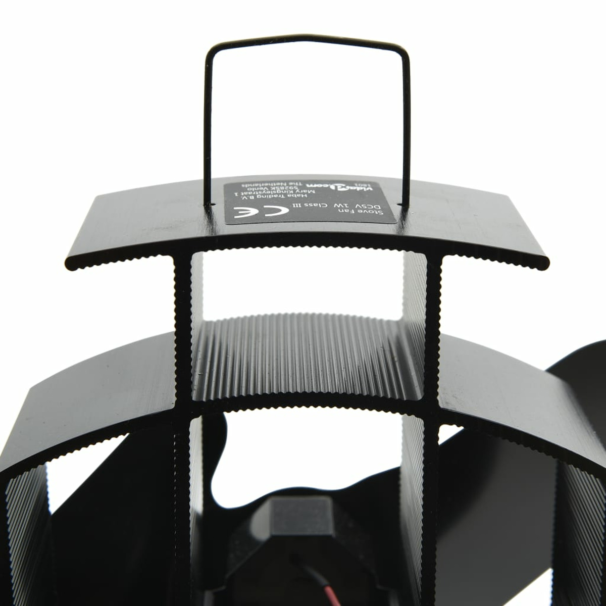 Ein schwarzer Metallventilator mit Griff. Der Ventilator besteht aus vertikalen und horizontalen Metallteilen.