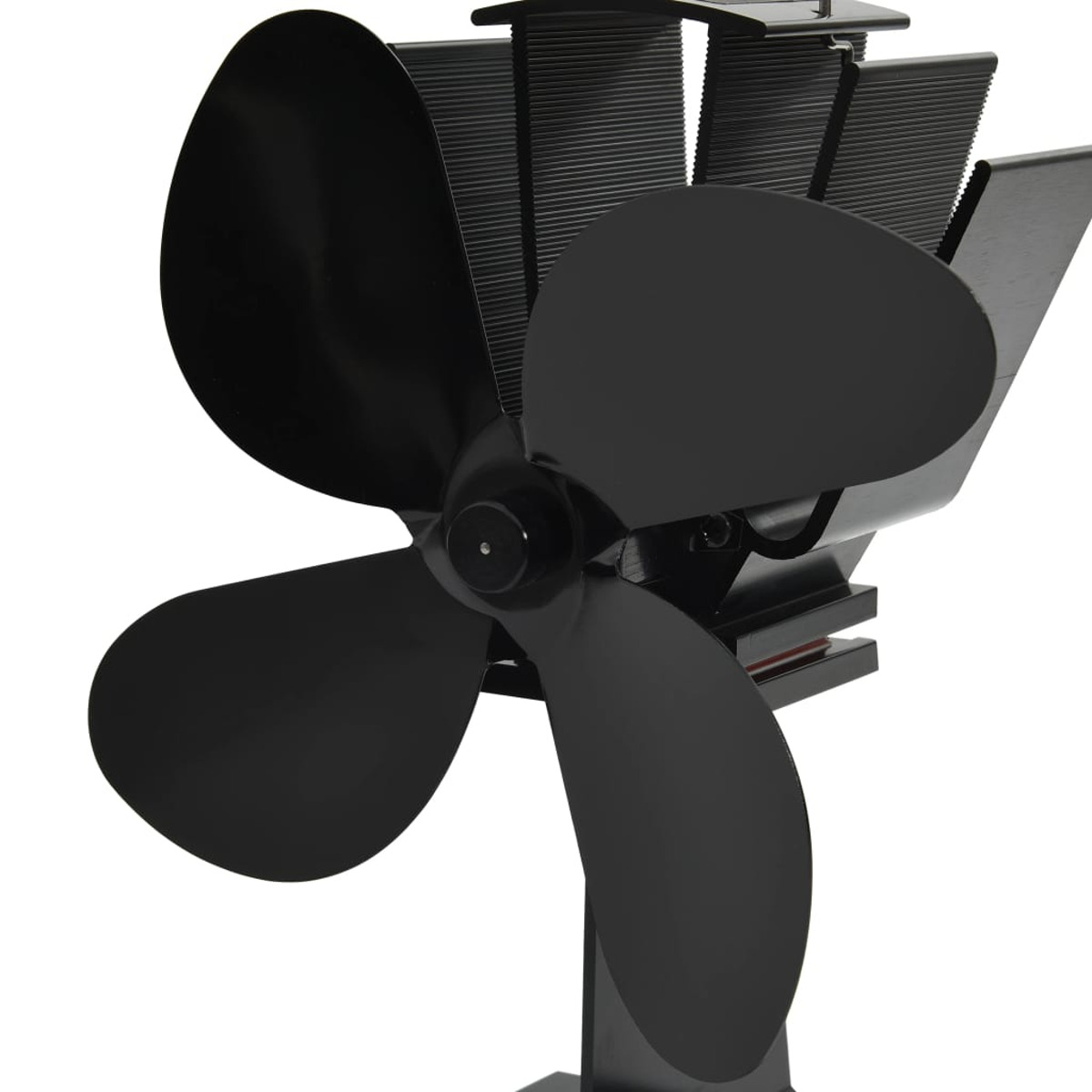 Schwarzer Ventilator mit vier Flügeln. Der Ventilator ist aus Metall. Der Hintergrund ist weiß.