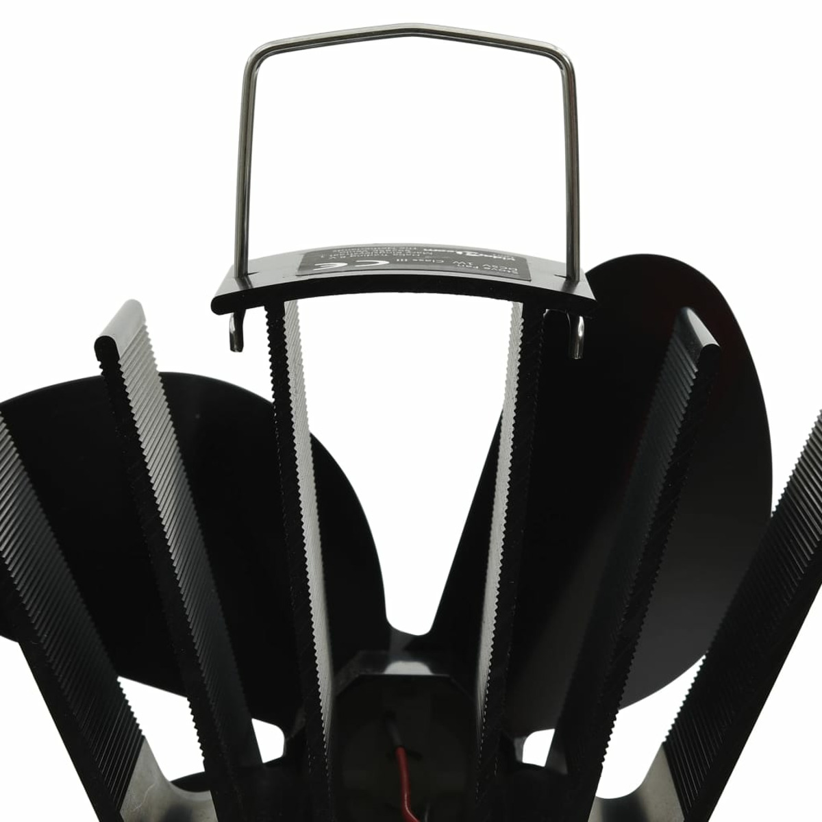 Schwarzer, fächerförmiger, metallener, wärmebetriebener Ofenventilator mit Griff und rotem Draht.